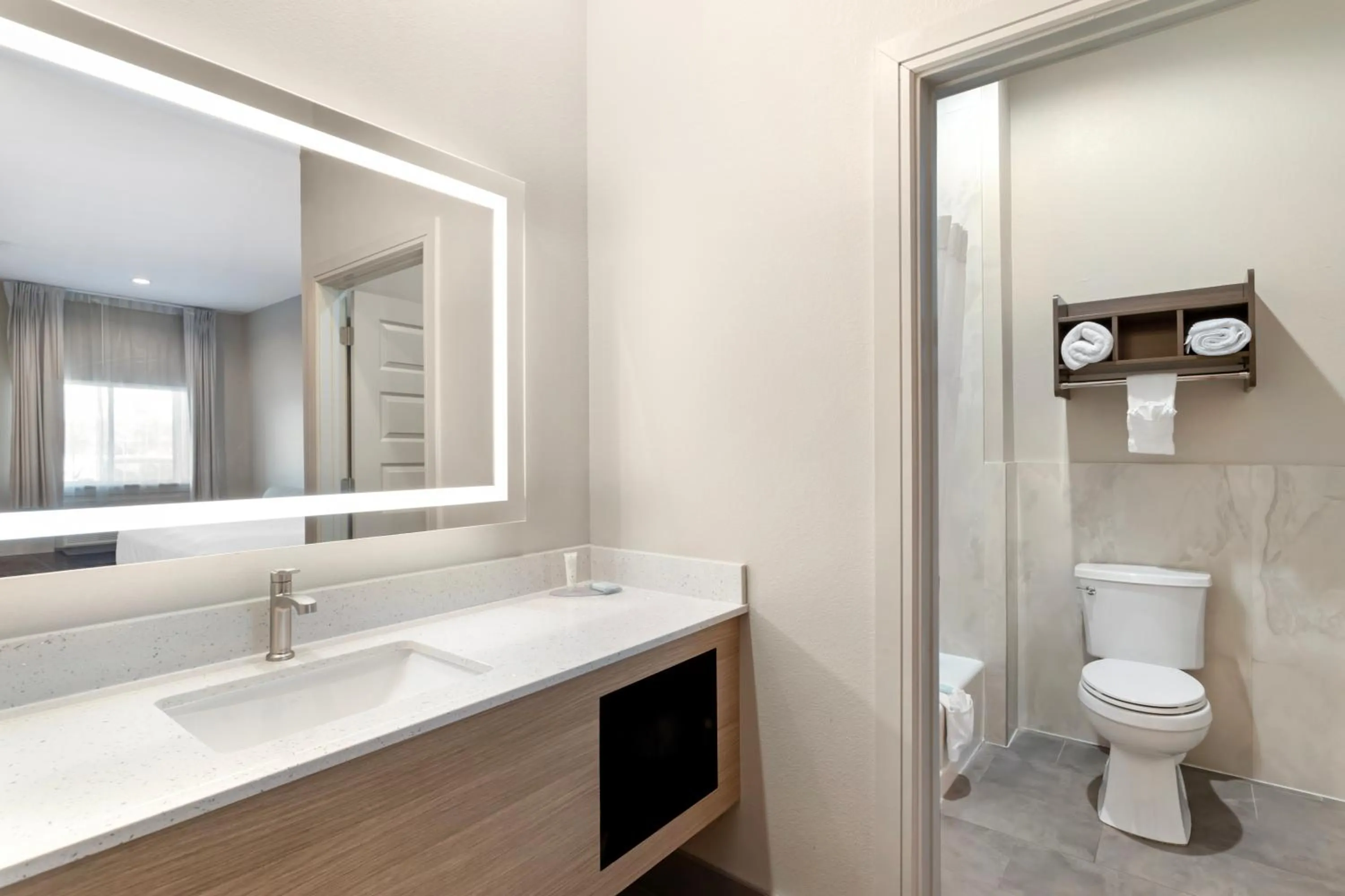 King Room - Non Smoking in Clarion Pointe