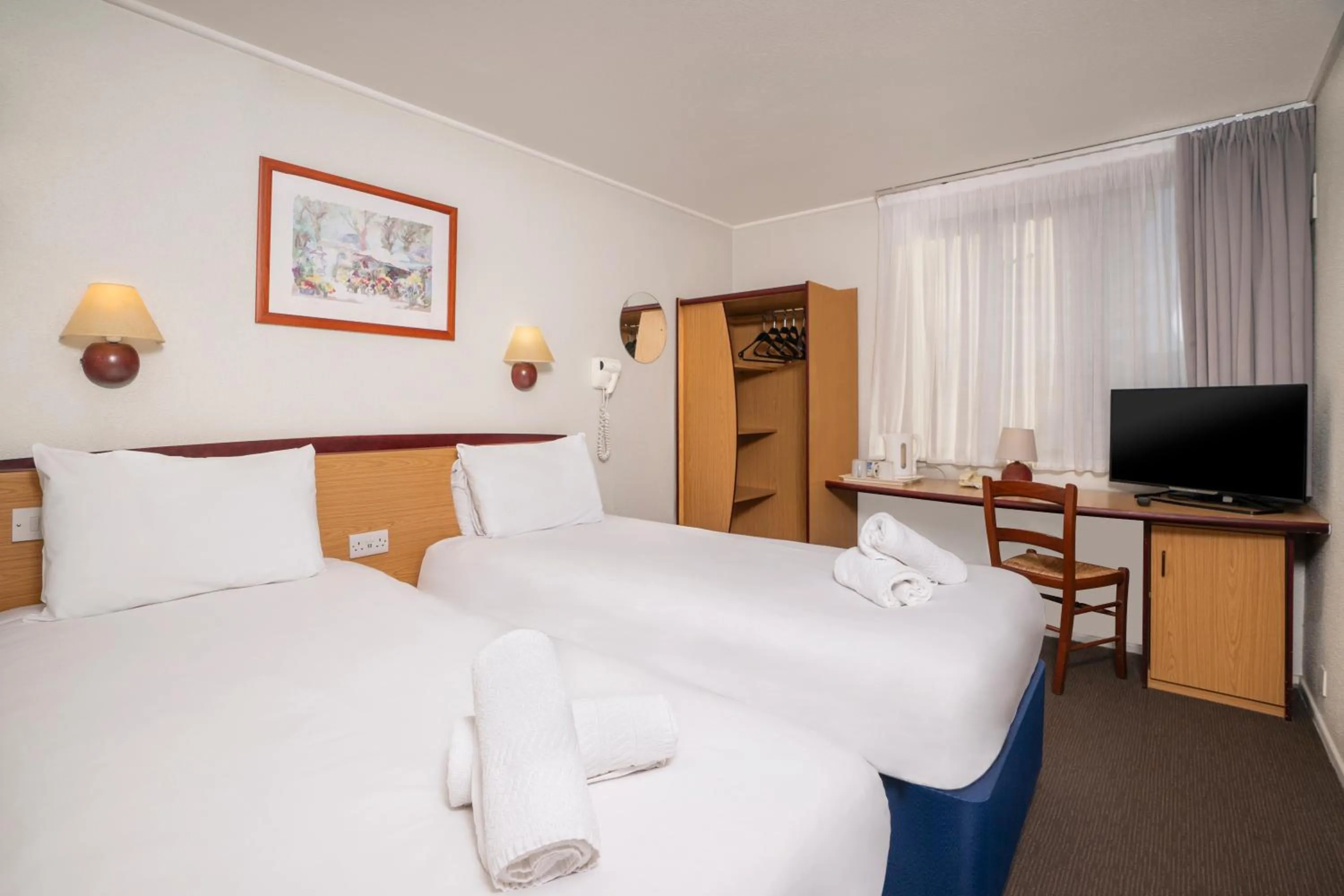 2 Single Beds - Superior Room in Campanile Manchester