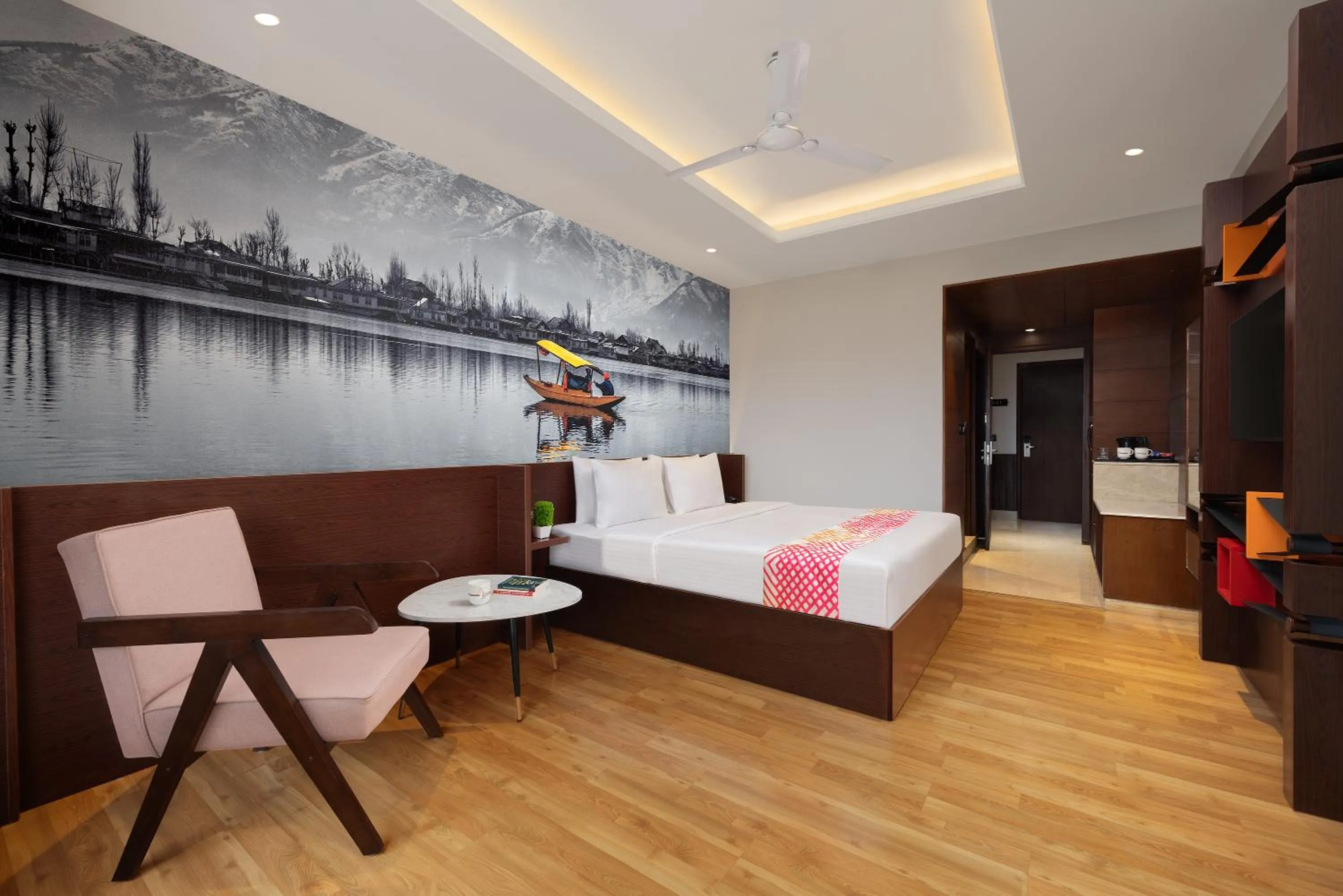 Luxe King Room - single occupancy in Ginger Srinagar Barzulla Near Srinagar Airport
