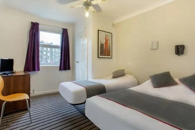 Standard Triple Room in Enrico Hotel