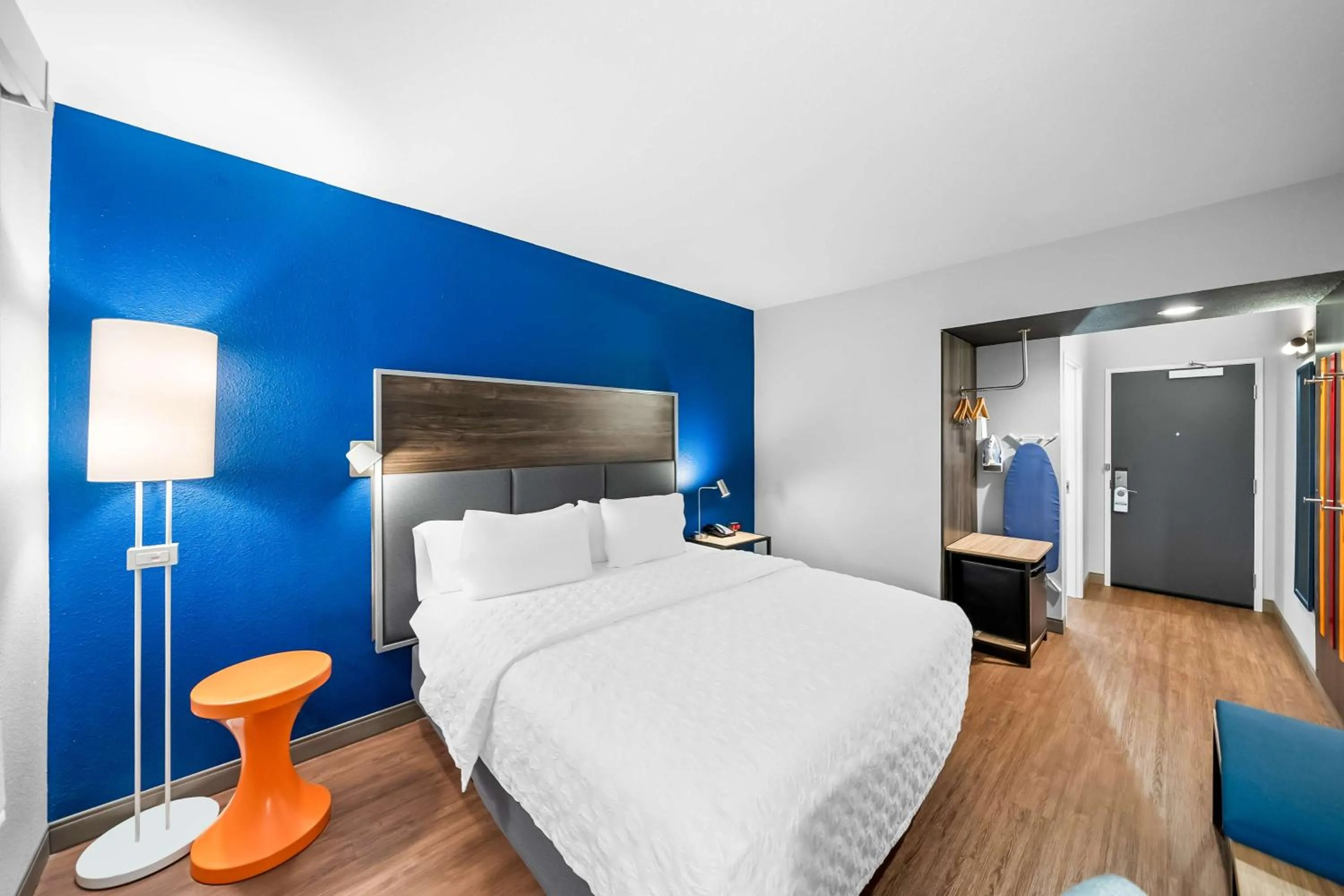 King Room with Walk-In Shower in Tru by Hilton Plano Hwy 75