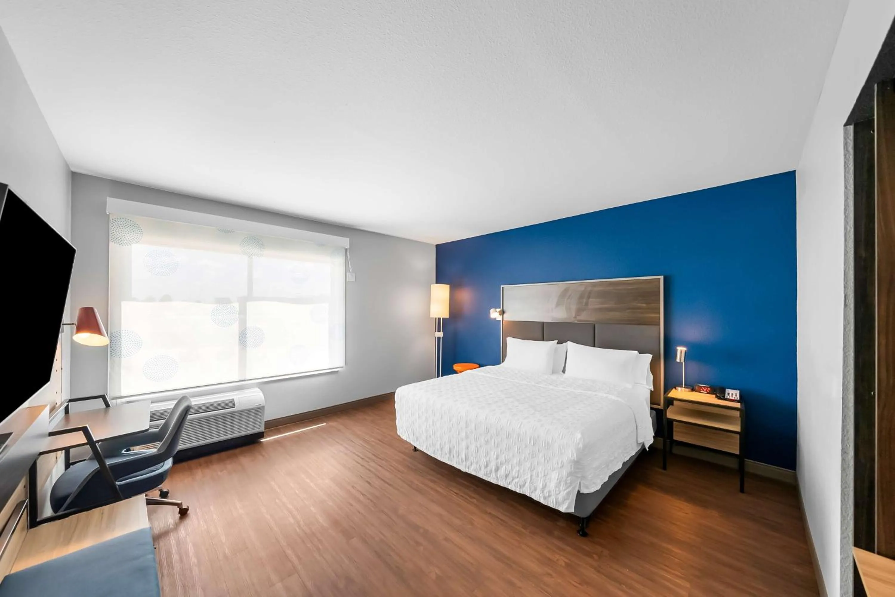 King Room with Bath Tub - Mobility Access in Tru by Hilton Plano Hwy 75