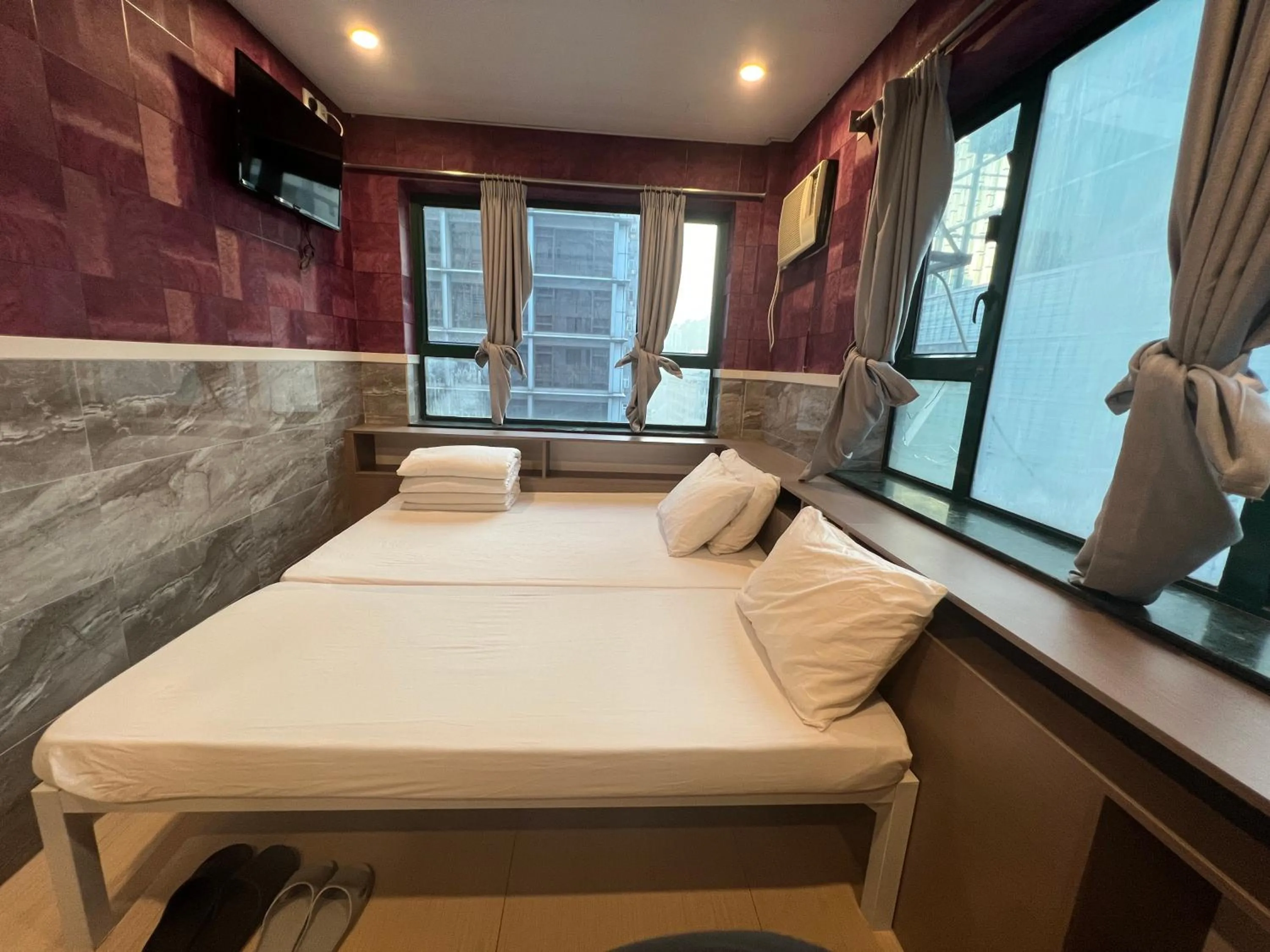 Twin Room with Private Bathroom in Venetian Hostel