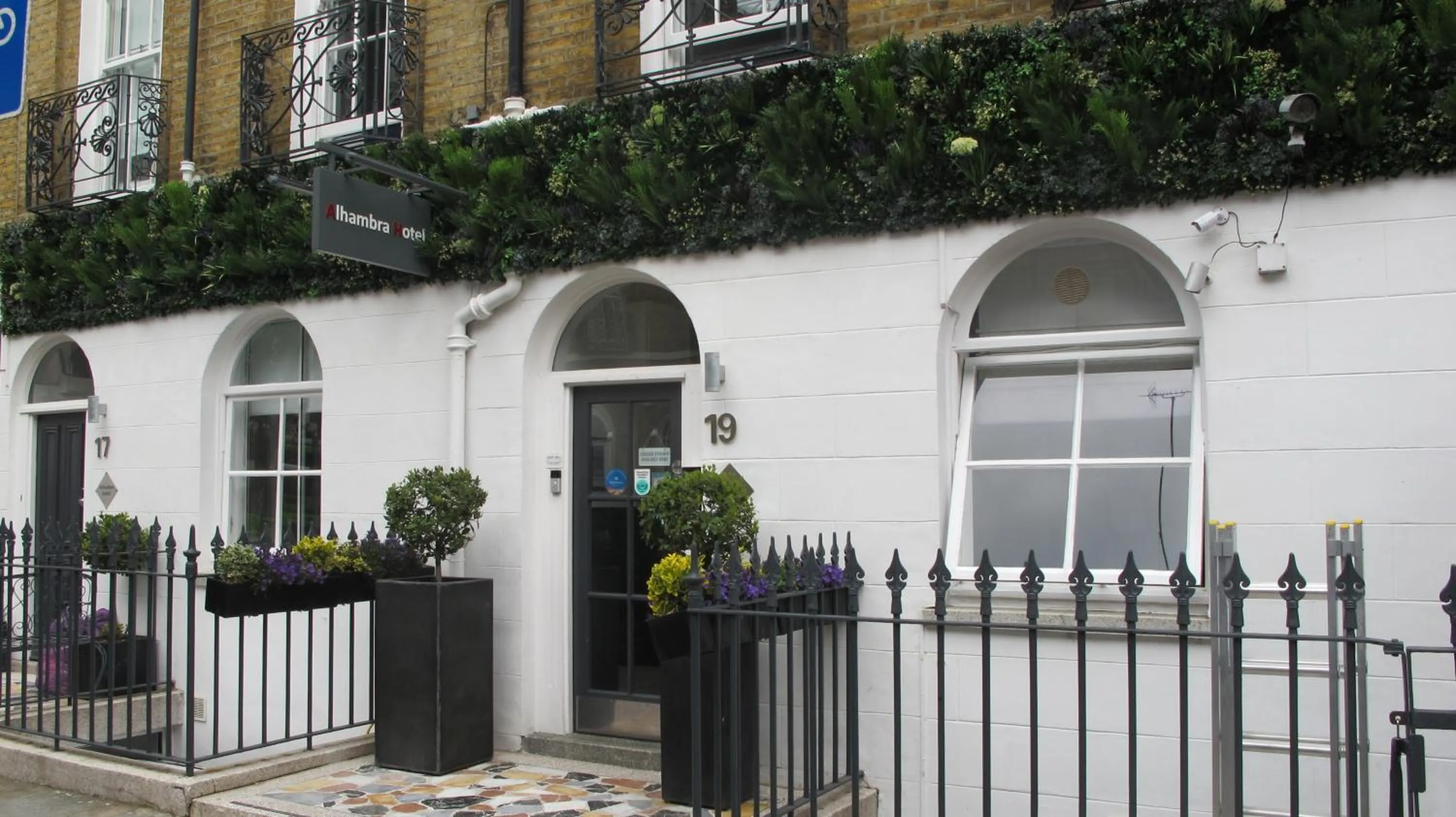 Single Room with Shared Bathroom in Alhambra Hotel