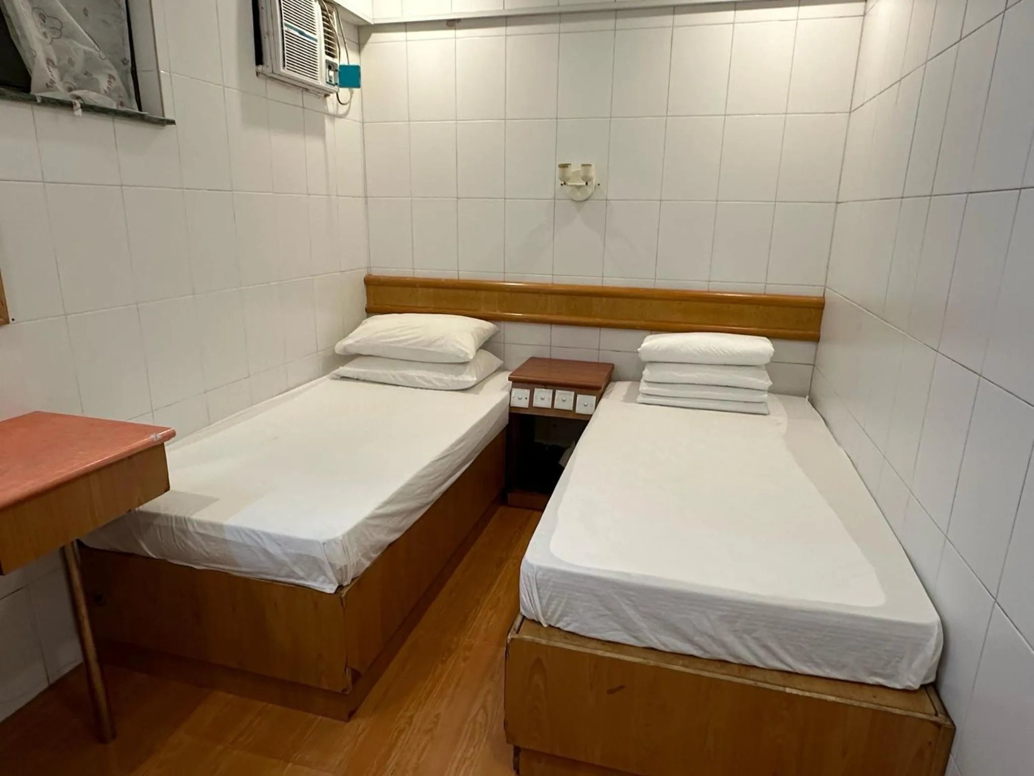 Twin Room with Shared Bathroom in Kowloon Hostel