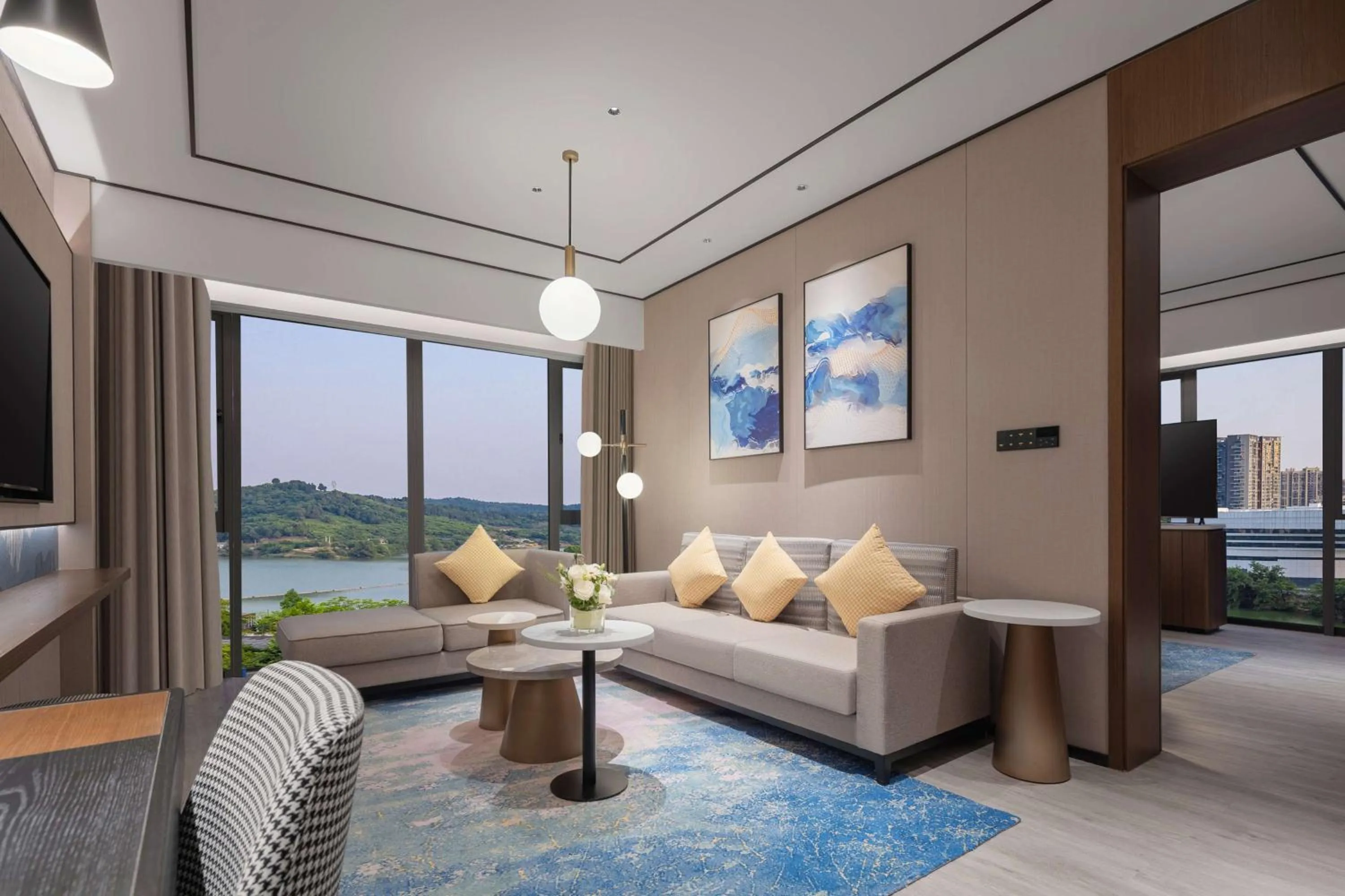 Deluxe King Suite with Lake View in Hilton Garden Inn Yichang Yiling