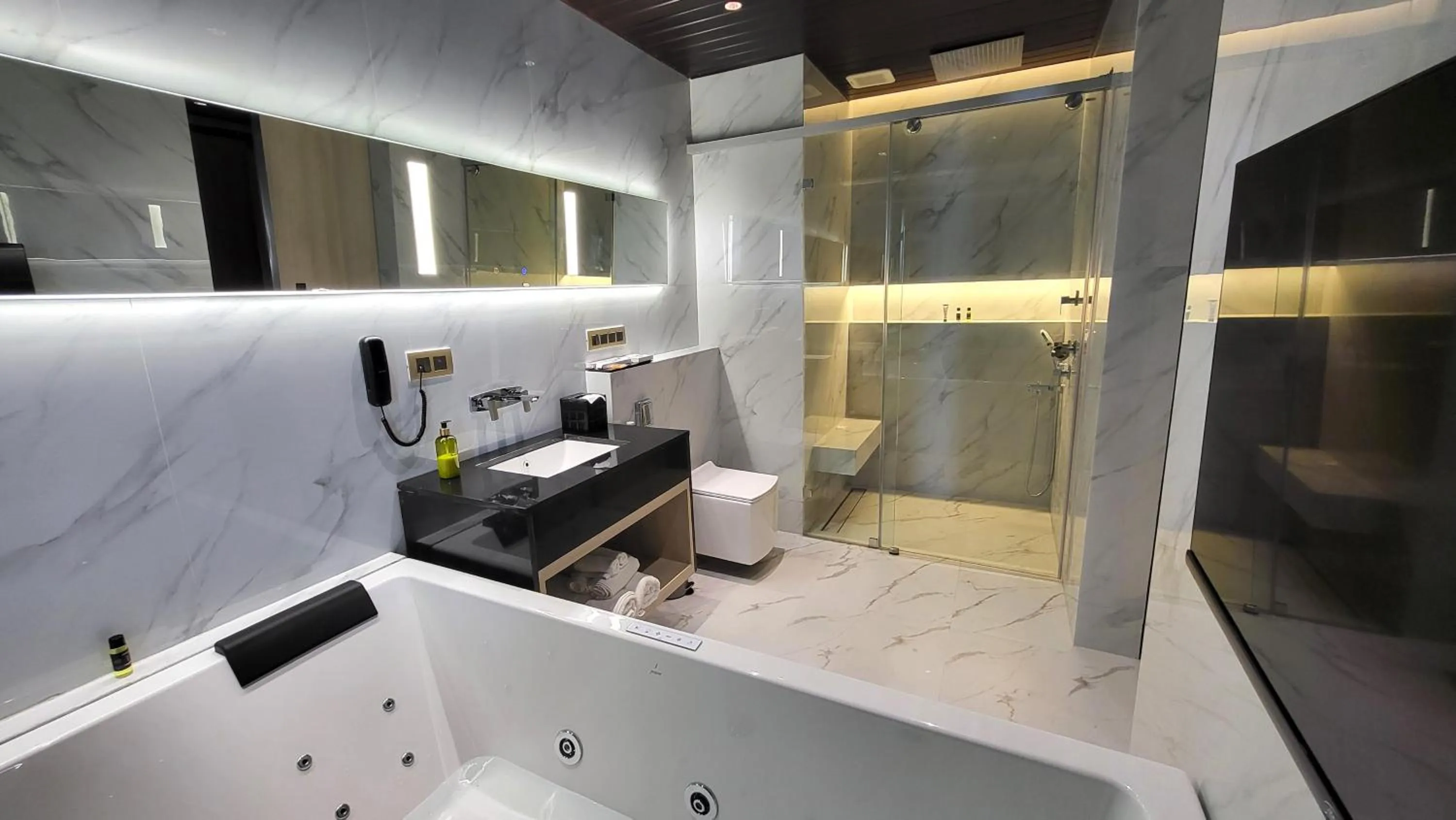 Suite in 6ix Seashore Hotel