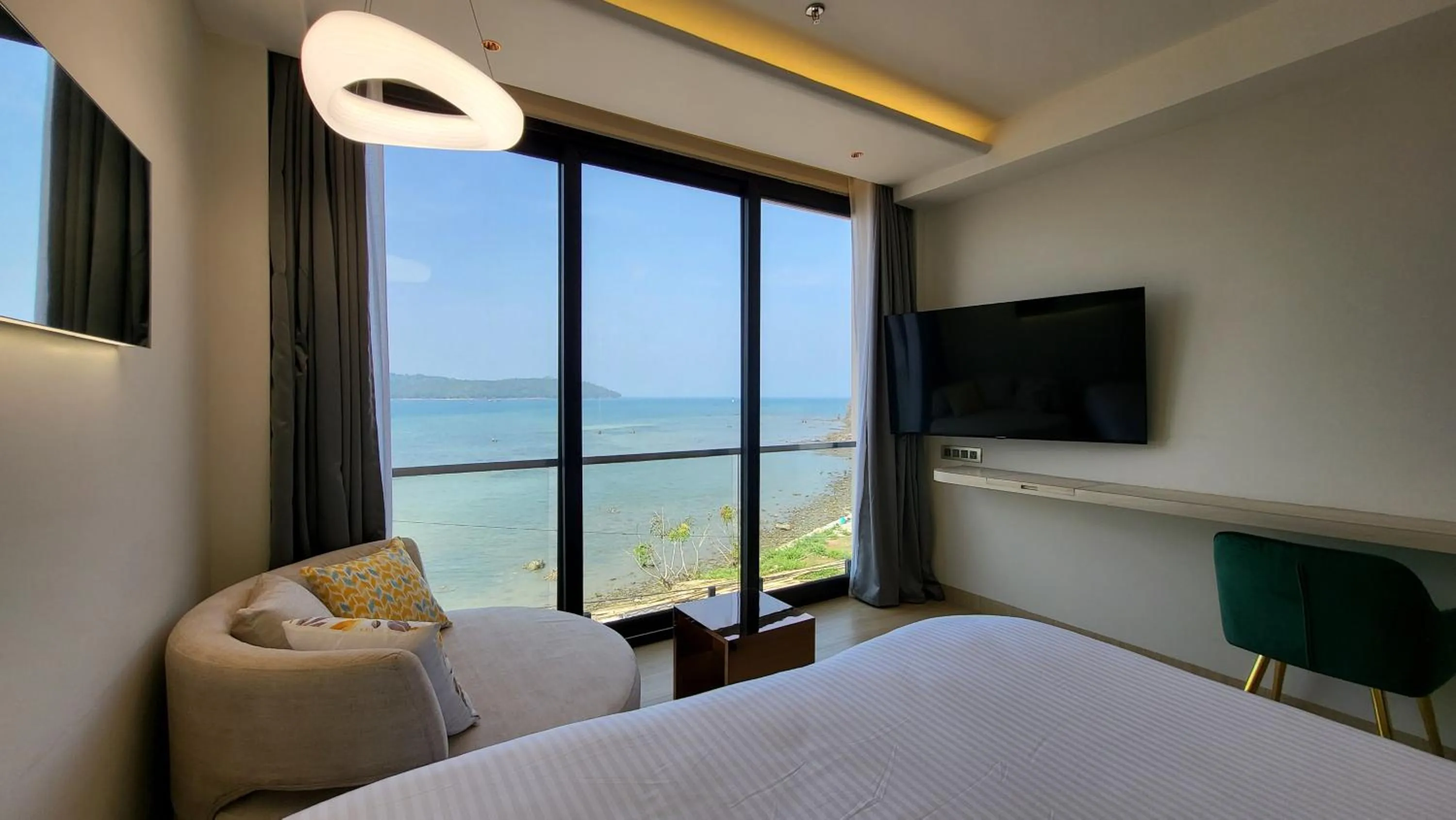 Deluxe King Room in 6ix Seashore Hotel