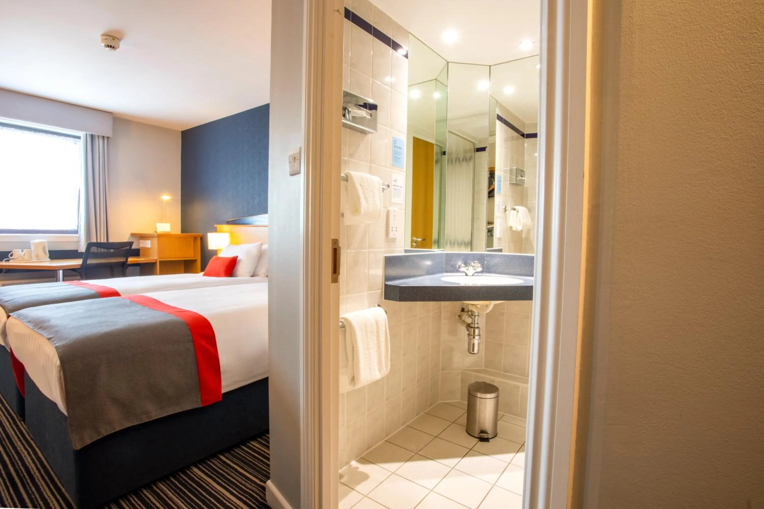 Standard Twin Room with Free Hot Breakfast in Holiday Inn Express Perth by IHG