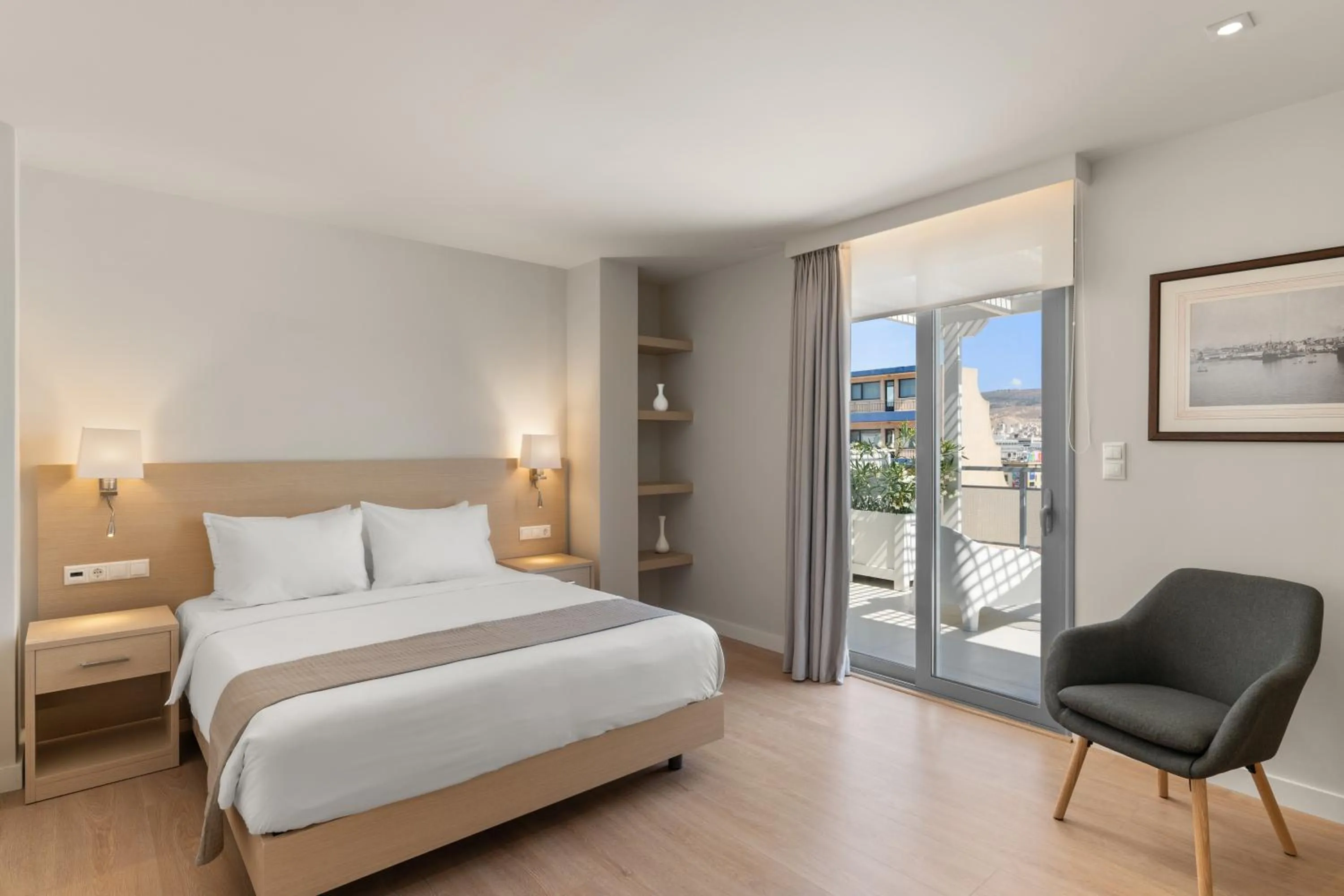 Deluxe Double Room with Terrace & Sea View in Gallery Central Piraeus Port