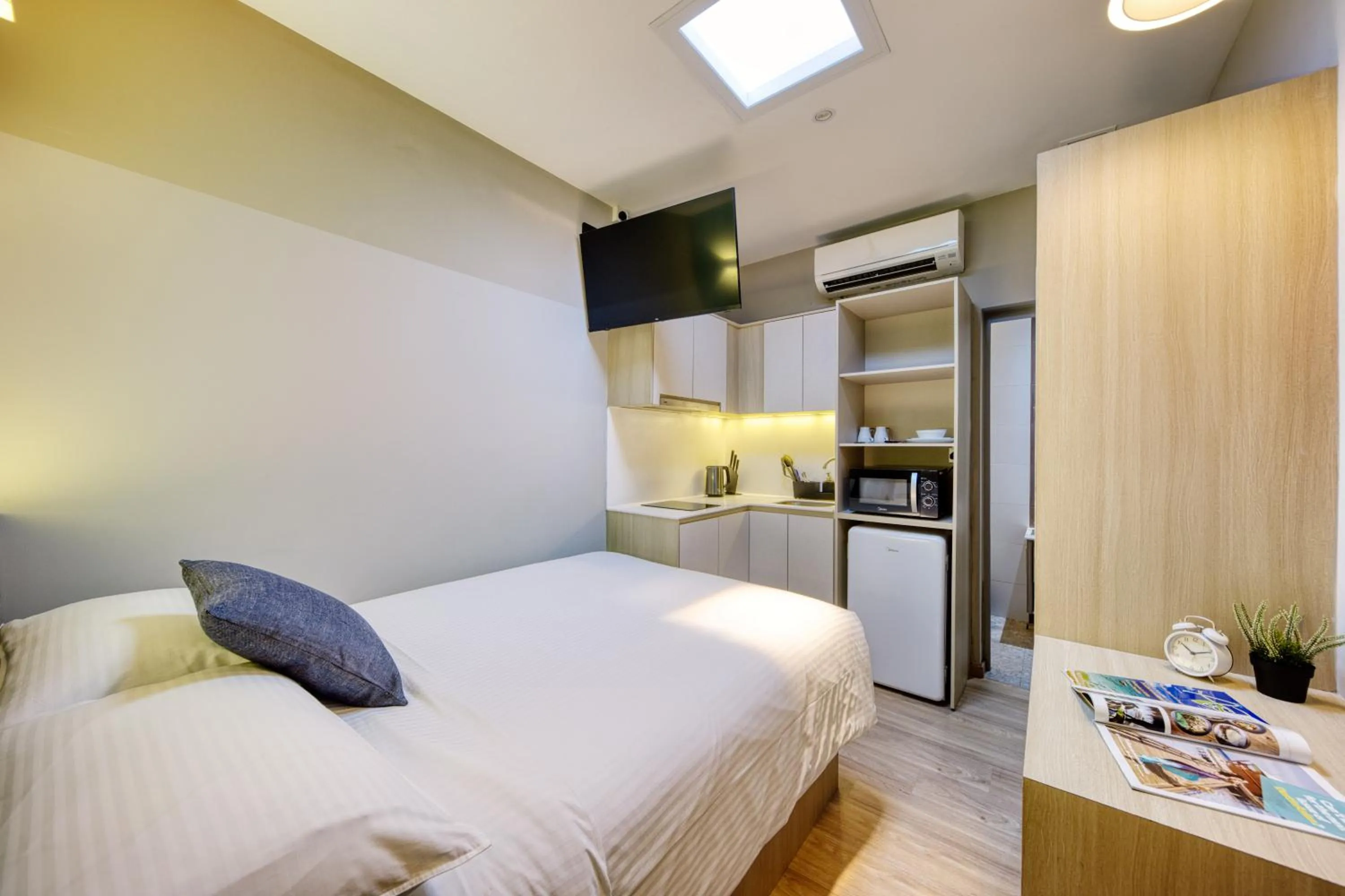 Deluxe Studio Queen (No window) in Habyt Studios Kallang