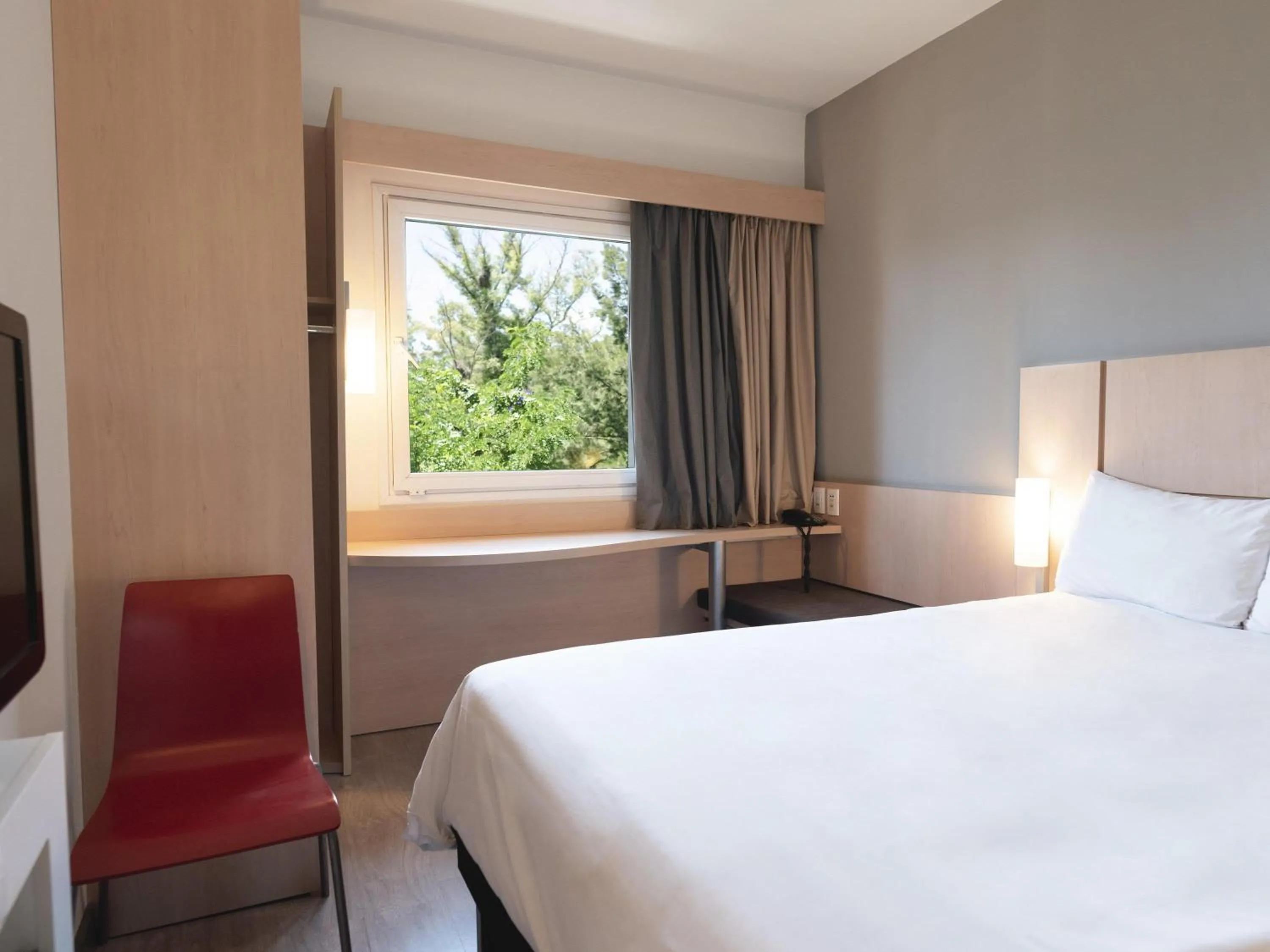 Standard Double Room in ibis Pilar
