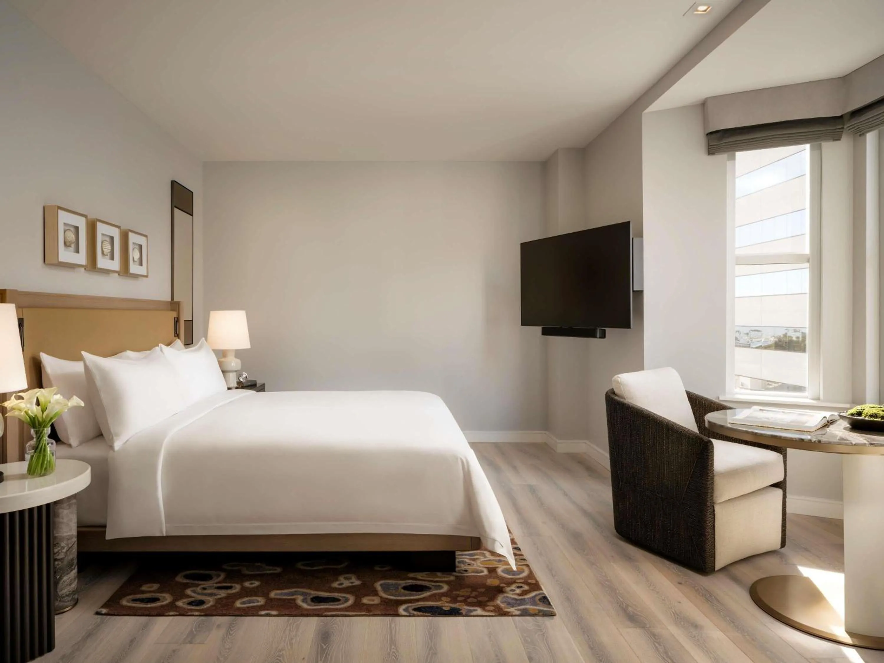 Deluxe King Room with Roll In Shower and City View - Mobility Access in Fairmont Breakers Long Beach