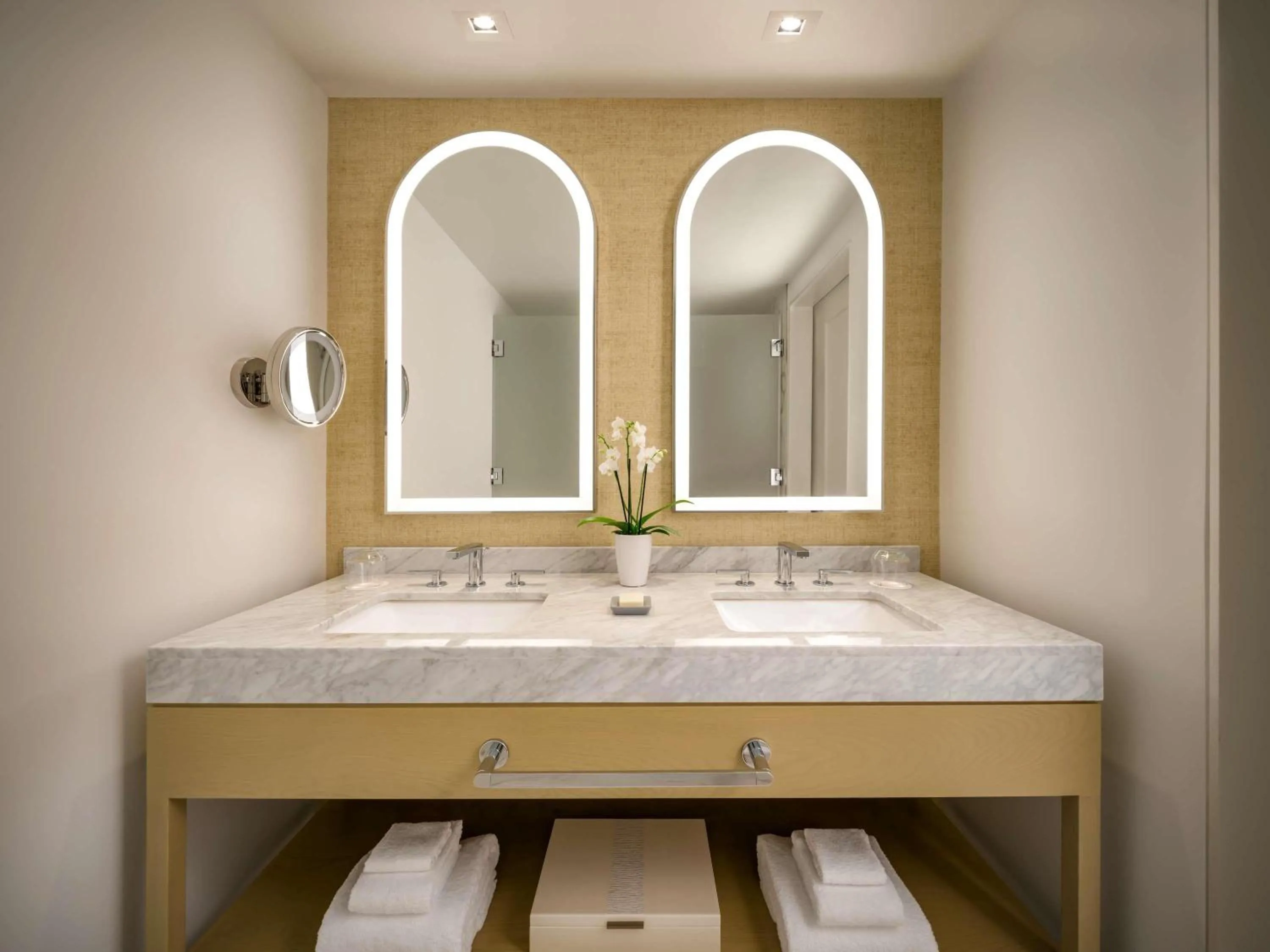 Fairmont King Room with Bay View in Fairmont Breakers Long Beach