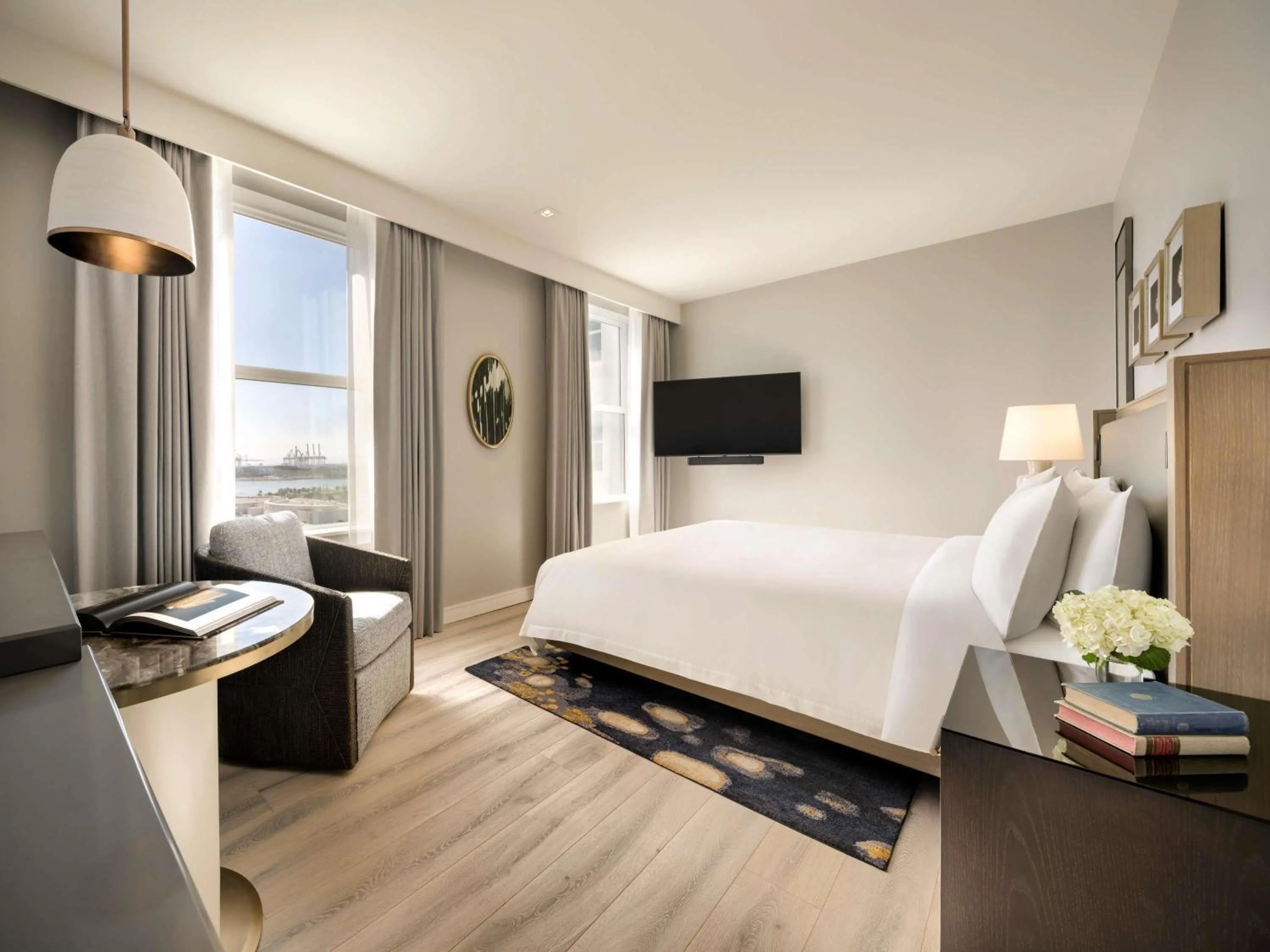Deluxe King Room with Roll In Shower and City View - Mobility Access in Fairmont Breakers Long Beach