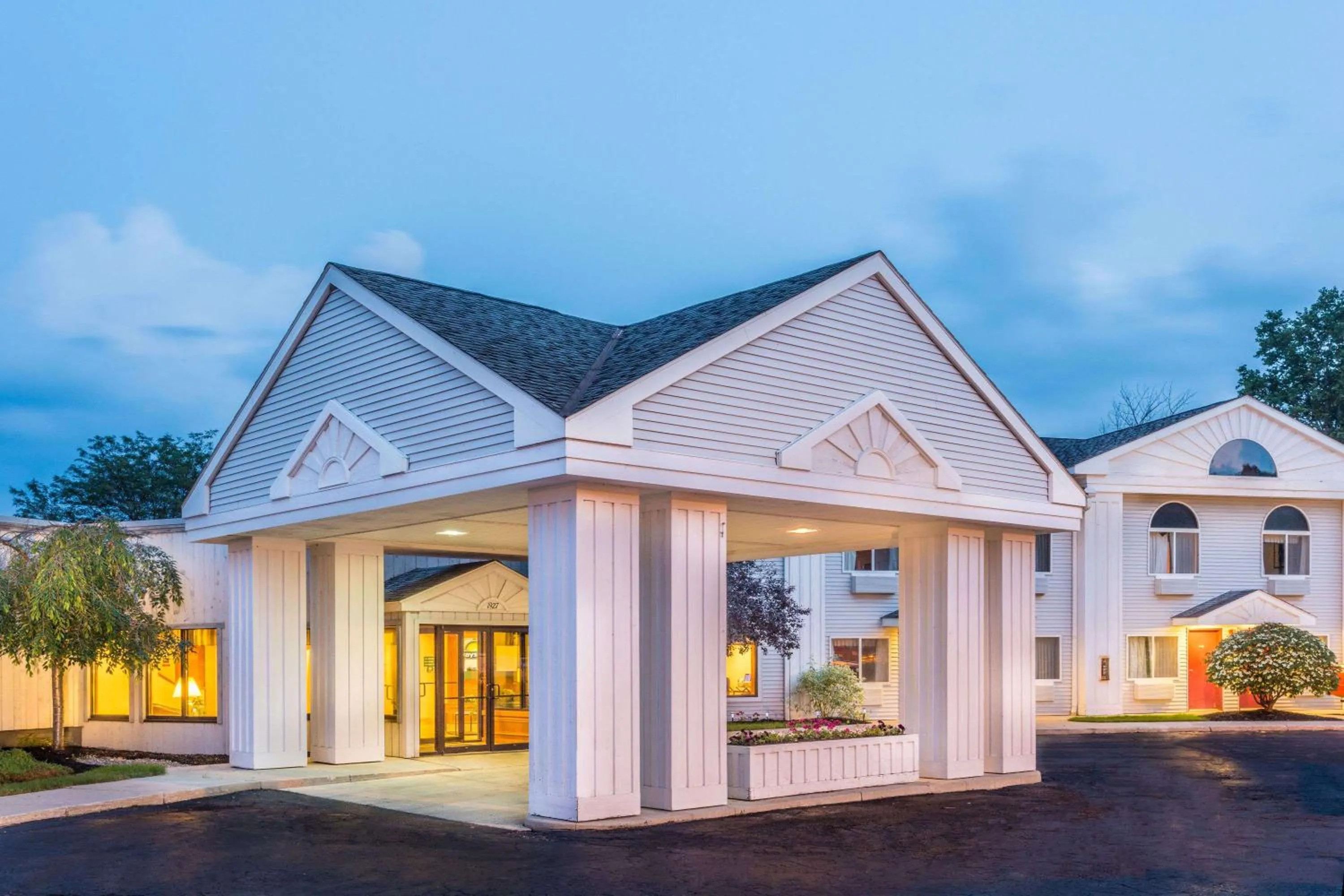 King Suite - Non-Smoking in Days Inn by Wyndham Tiffin