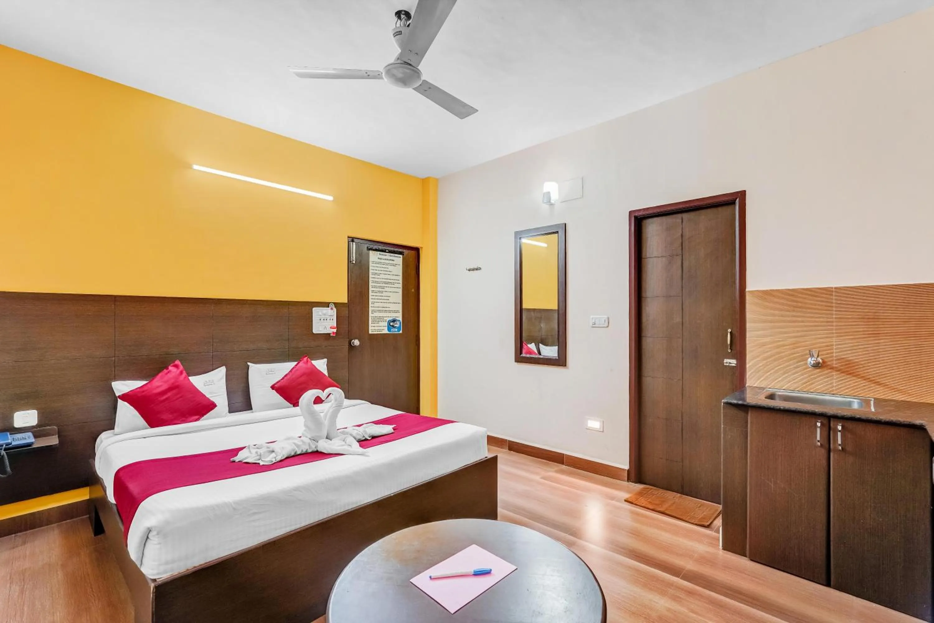 Deluxe Double or Twin Room in Season 4 Residences -Thiruvanmiyur Near Tidel park Apollo Proton cancer center and IIT Madras Research Park