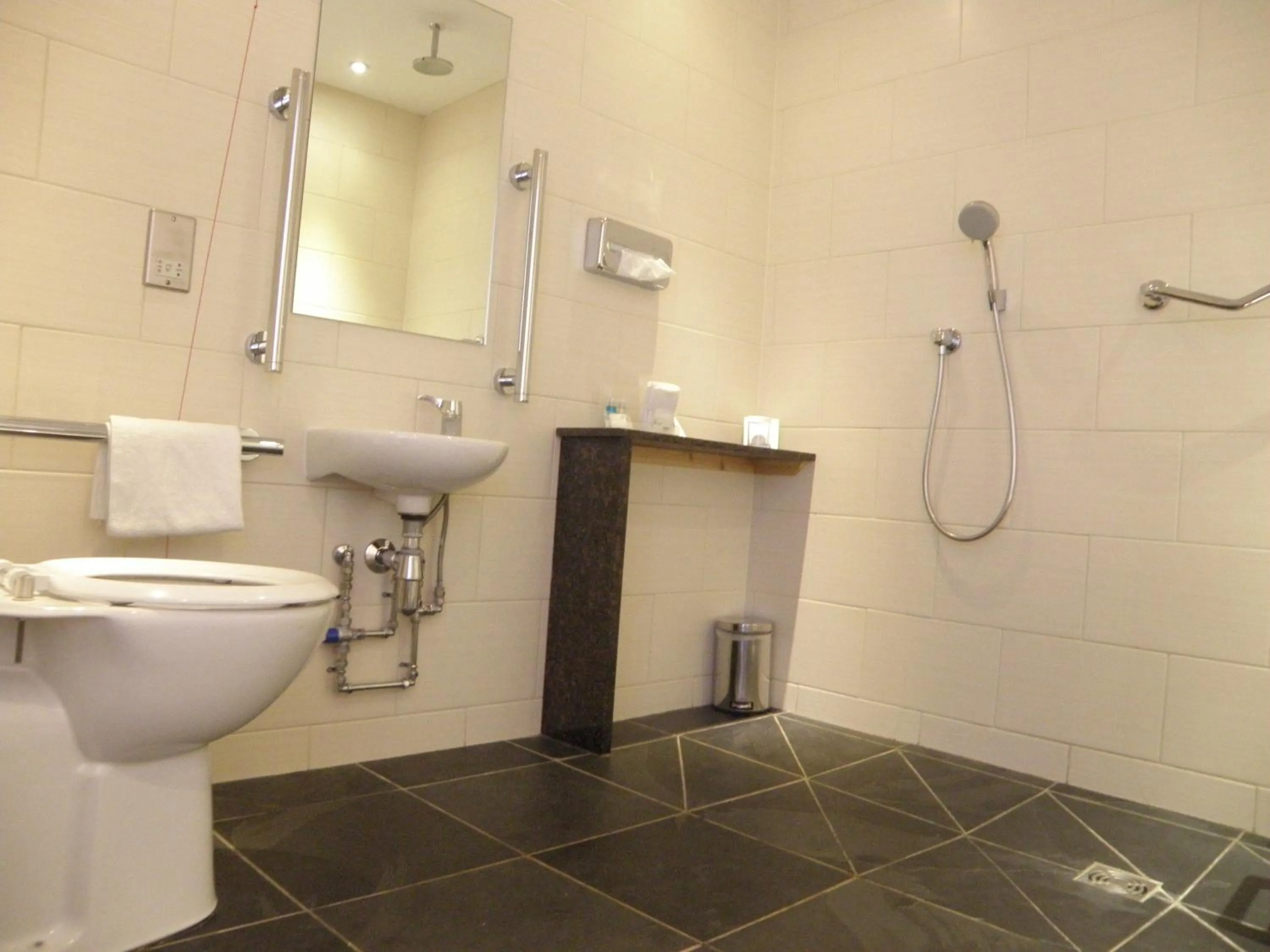 Standard Twin Room - Disability Access in Holiday Inn Darlington-A1 Scotch Corner by IHG