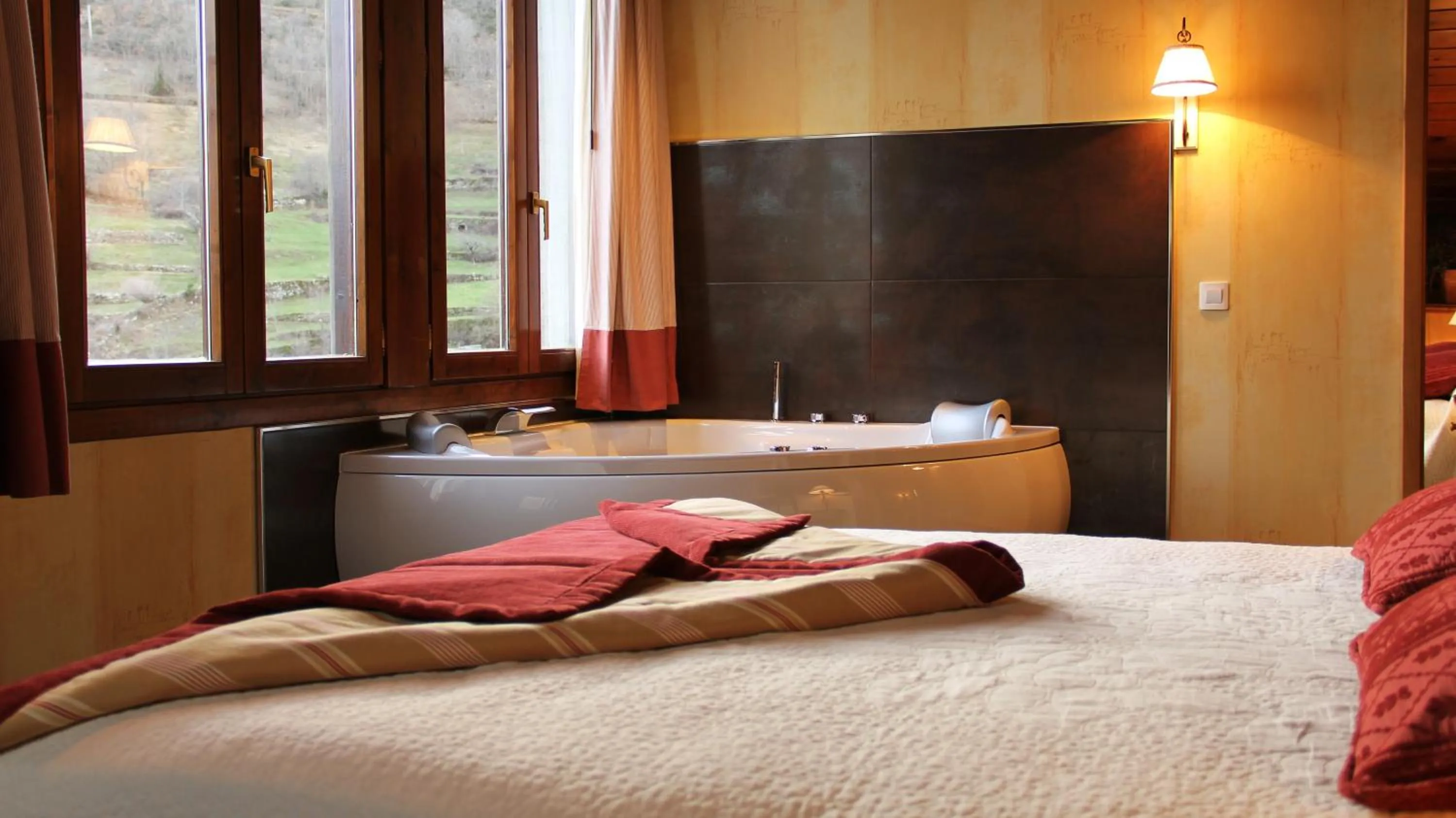 Junior Suite with Spa Bath in Hotel Pradas Ordesa