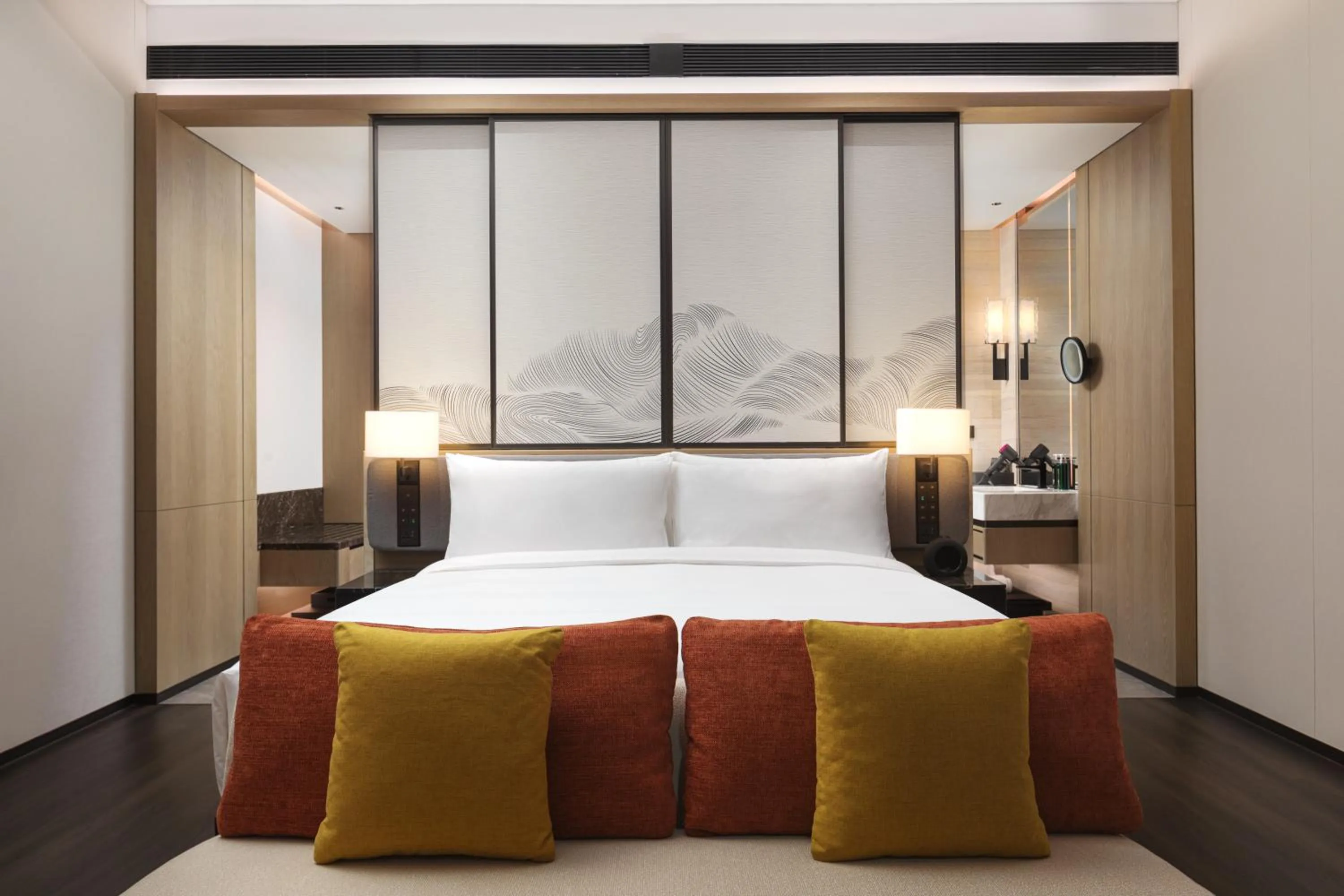 Standard King Room with Lake View in Hotel Indigo Beidaihe