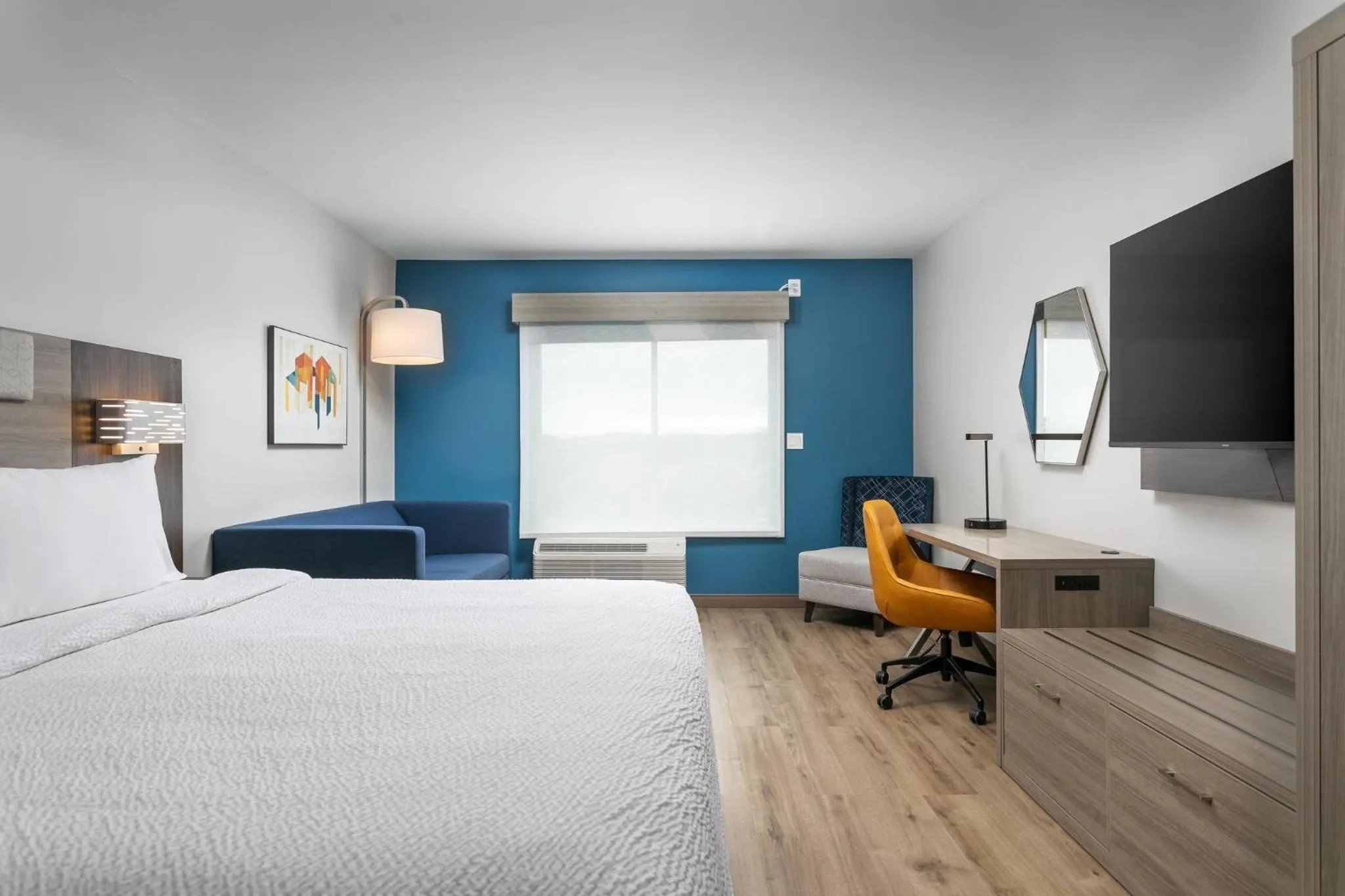 King Suite - Communications and Mobility Accessible Tub in Holiday Inn Express Chattanooga - Hamilton Place