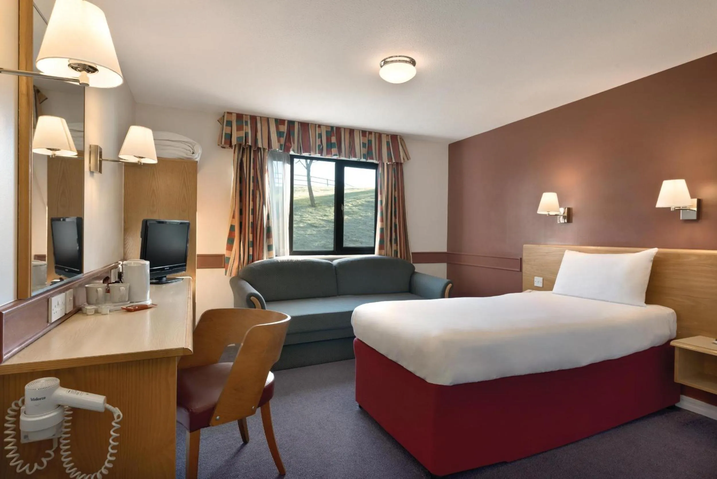 Twin Room - Disability Access in Days Inn Hotel Membury
