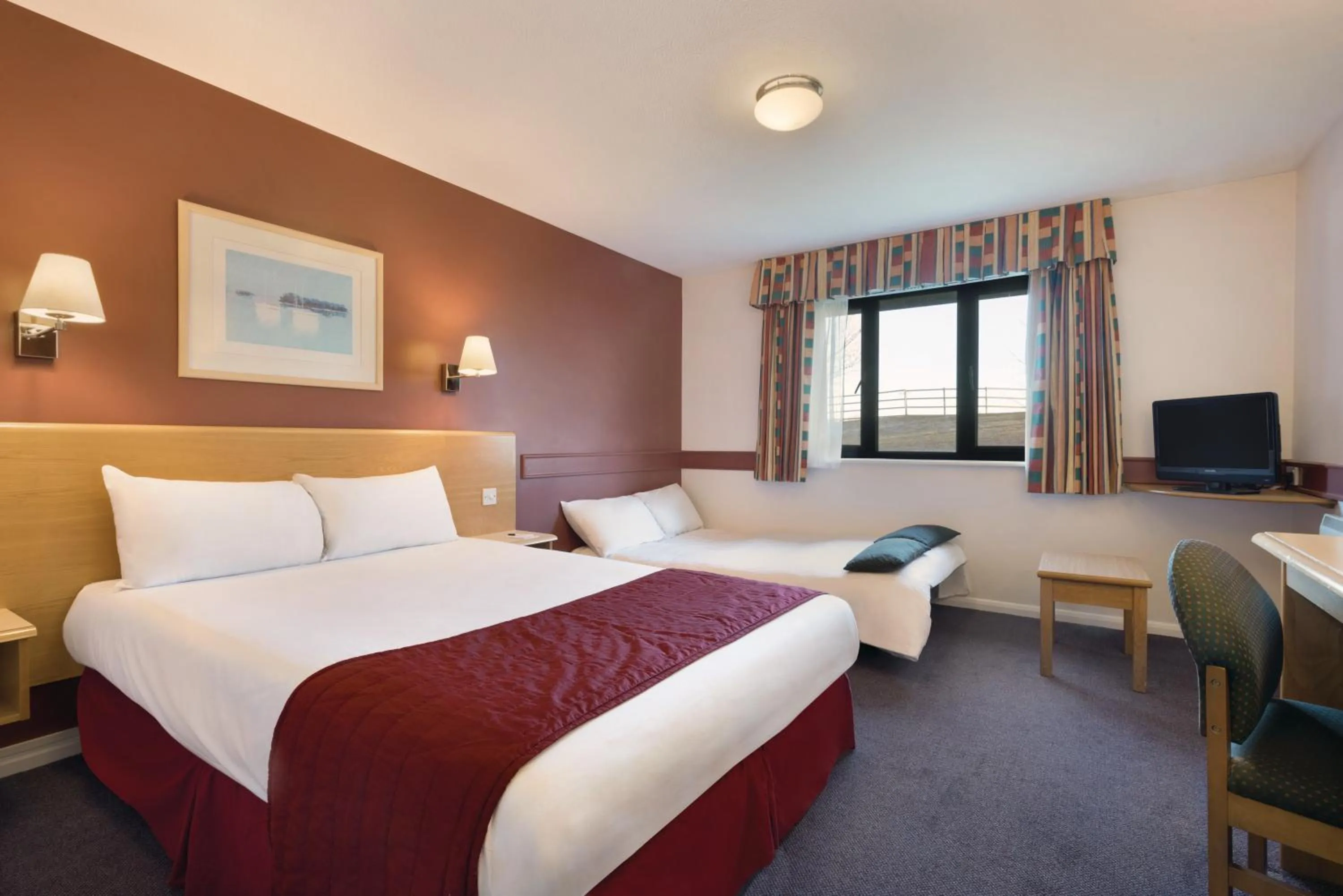 Family Room (2 Adults + 2 Children) in Days Inn Hotel Membury