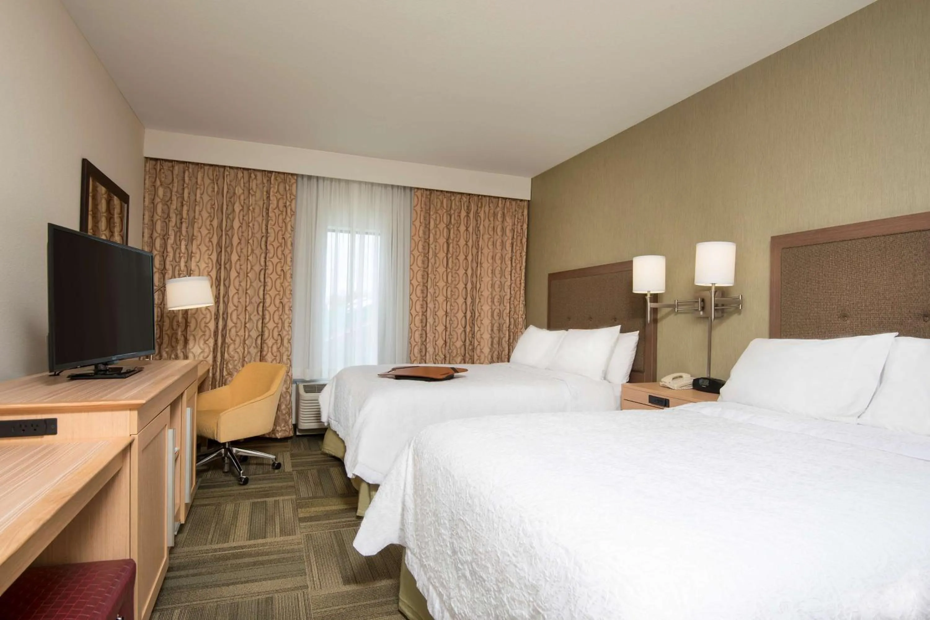 Queen Room with Two Queen Beds - Hearing Access/Non-Smoking in Hampton Inn Kalamazoo