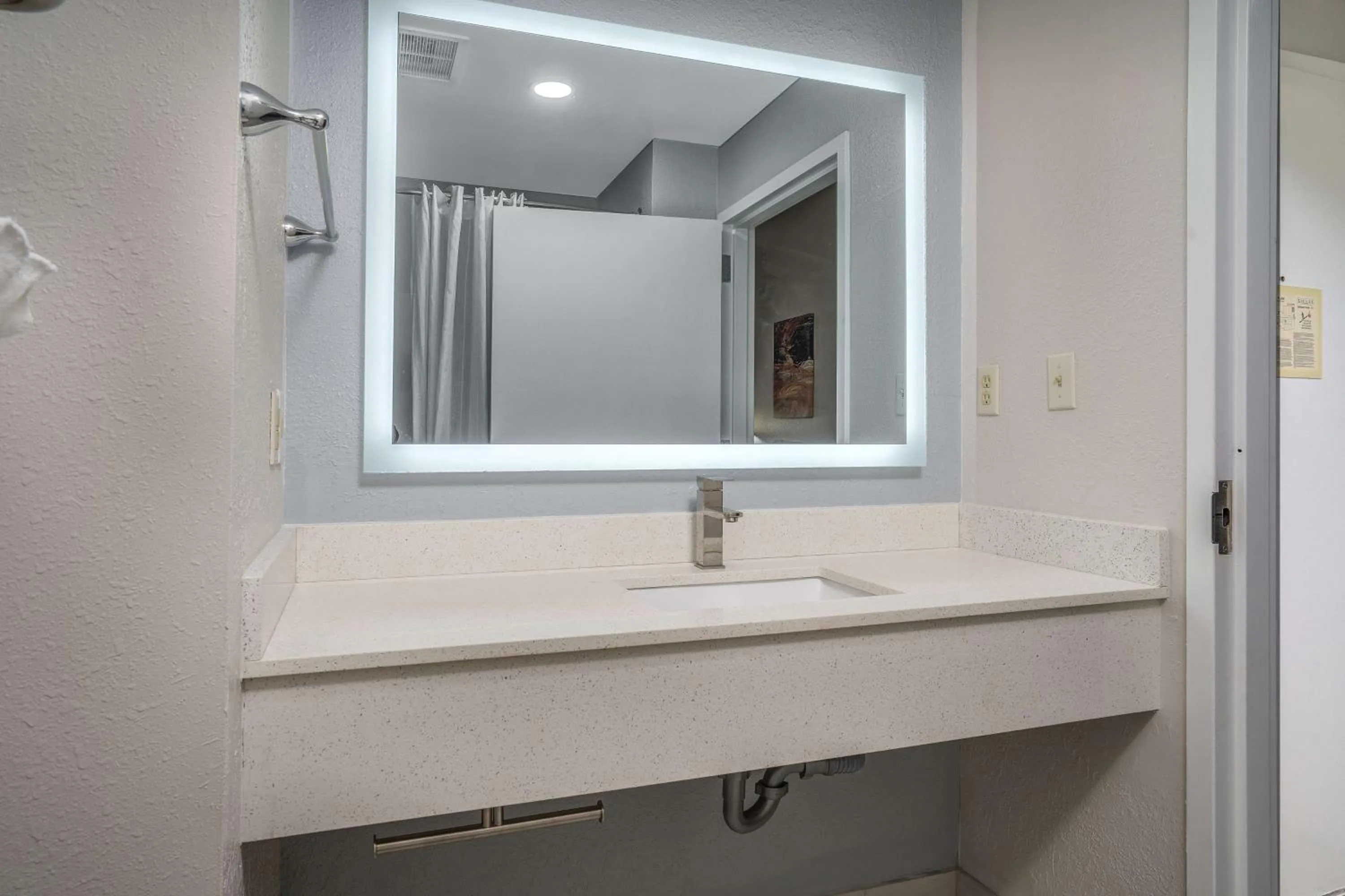 King Room with Mobility Accessible Whirlpool in Best Western Plus Silvercreek Inn