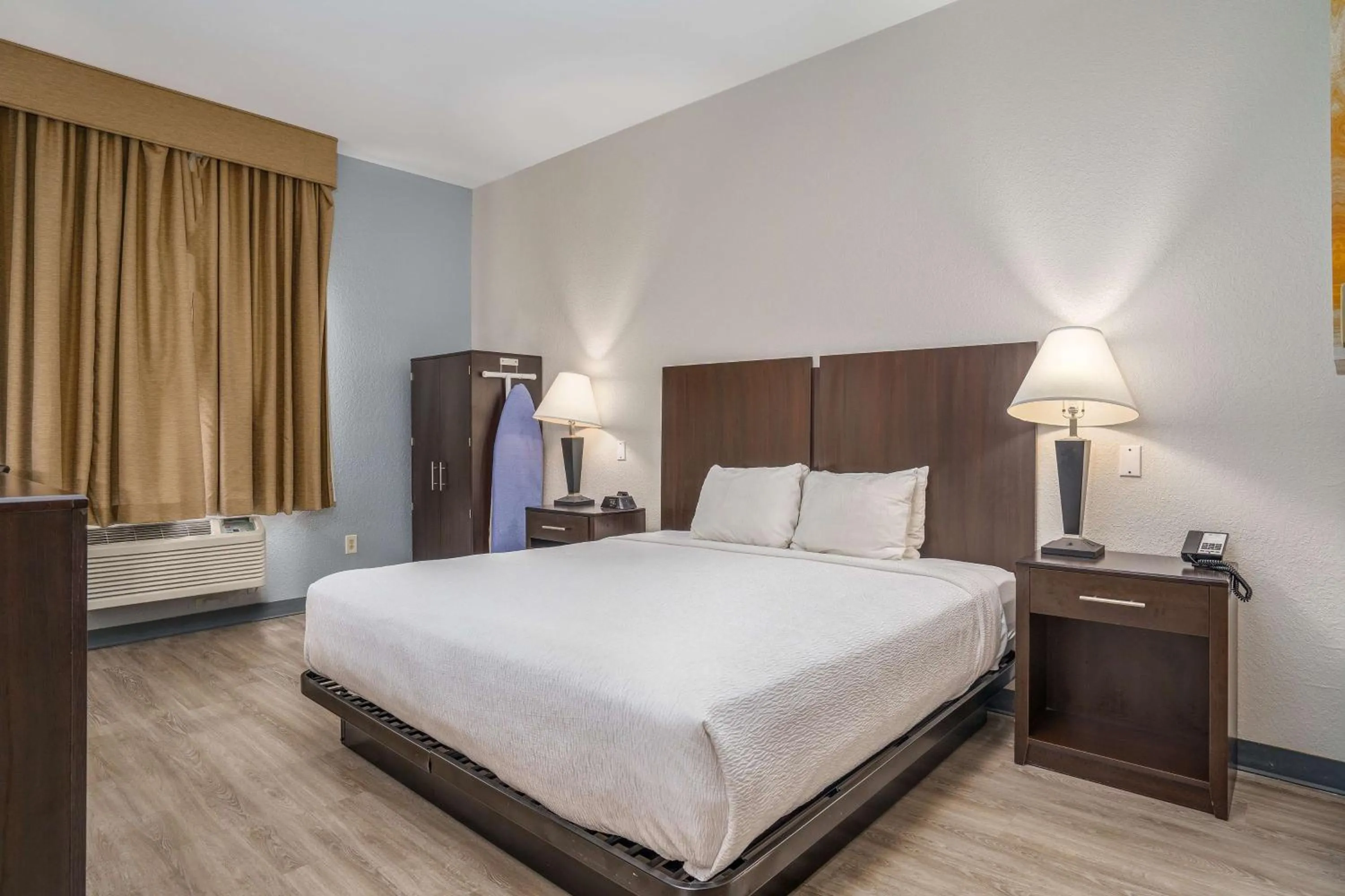 King Room with Mobility Accessible Roll-In Shower in Best Western Plus Silvercreek Inn