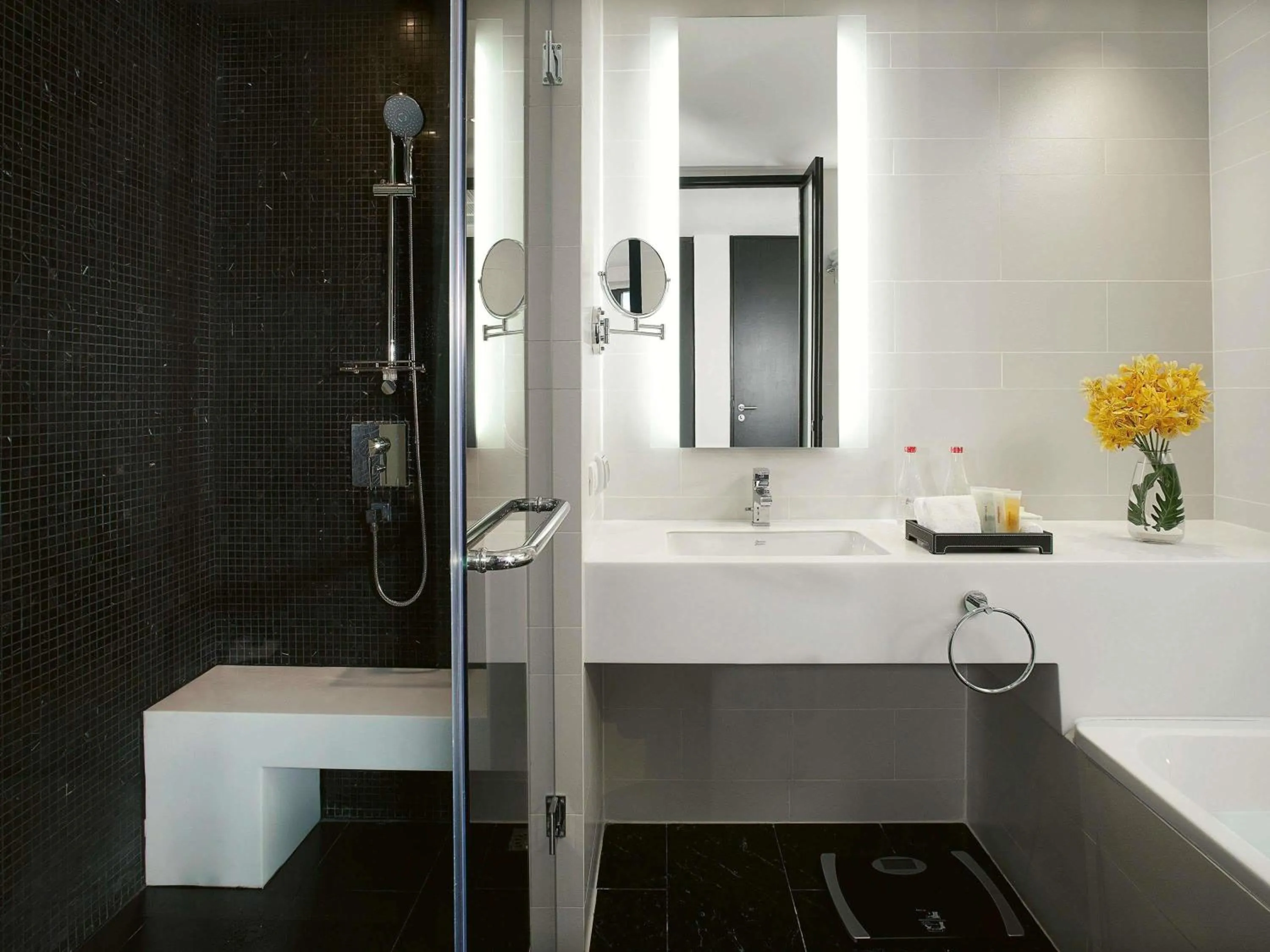 Executive Twin Room with Lounge Access in Mövenpick Hotel Sukhumvit 15 Bangkok