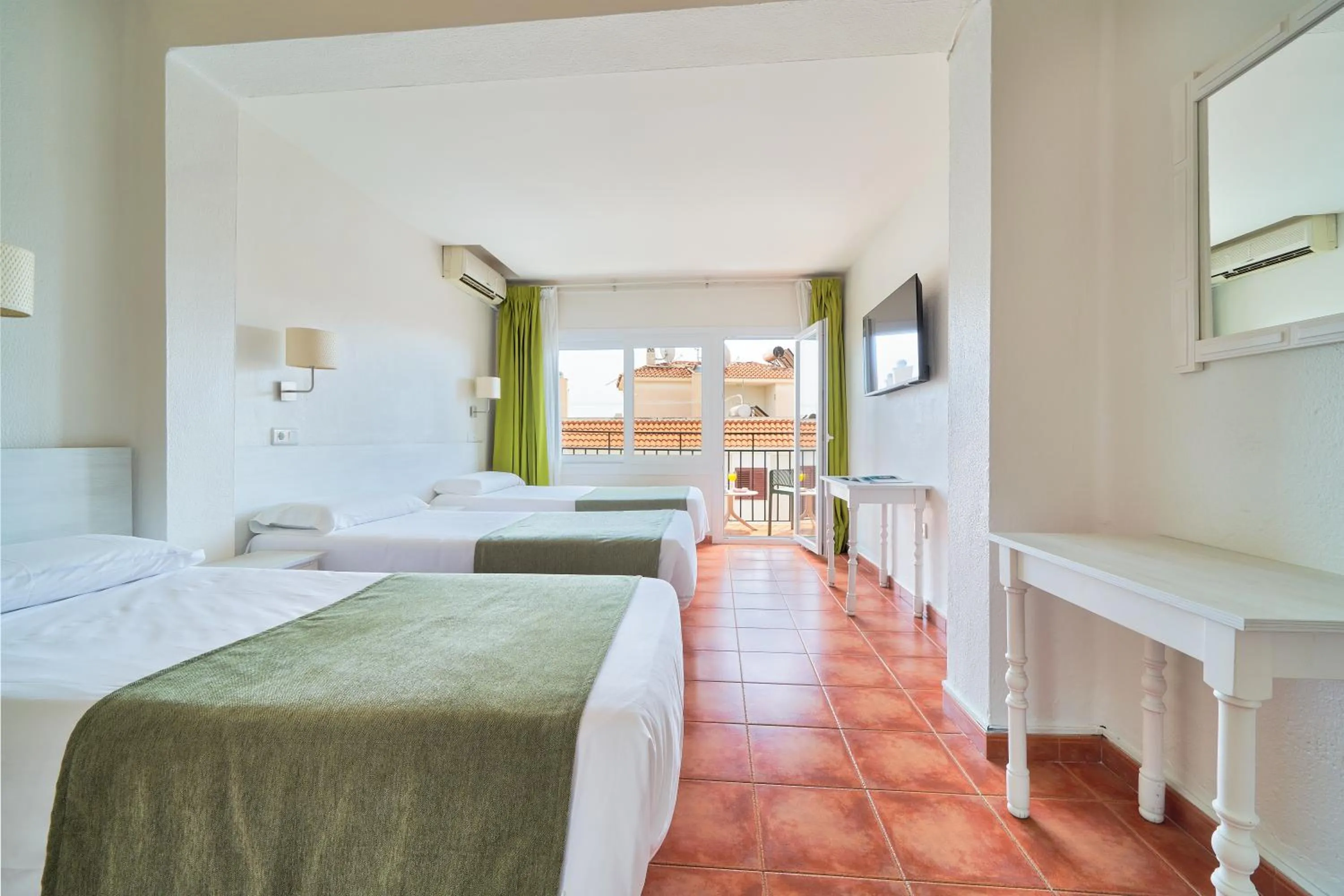 Triple Room with Terrace in Hostal Sol y Miel