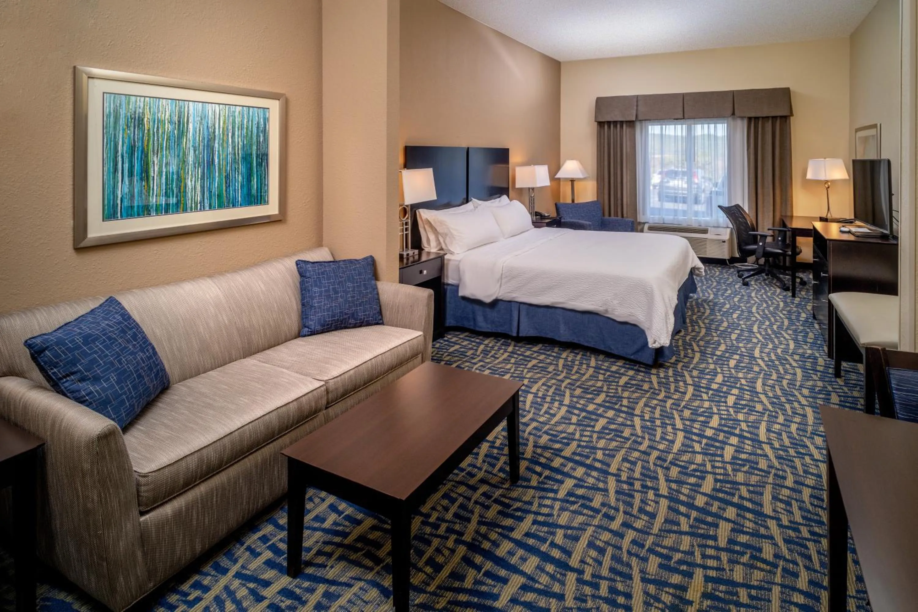 King Suite with Sofa Bed in Holiday Inn Express & Suites Lebanon by IHG