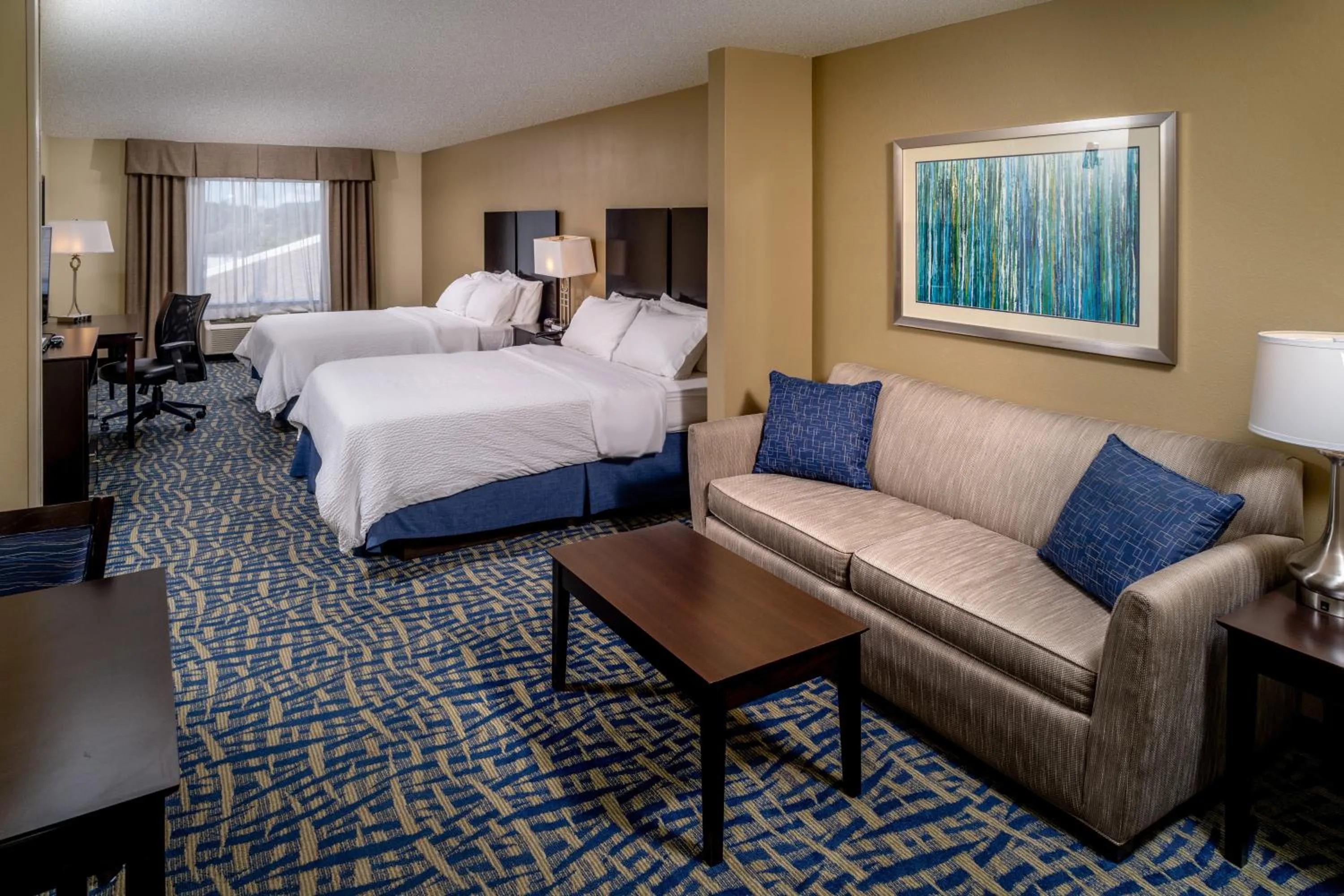 Queen Suite with Two Queen Beds, Wet Bar and Sofa Bed in Holiday Inn Express & Suites Lebanon by IHG