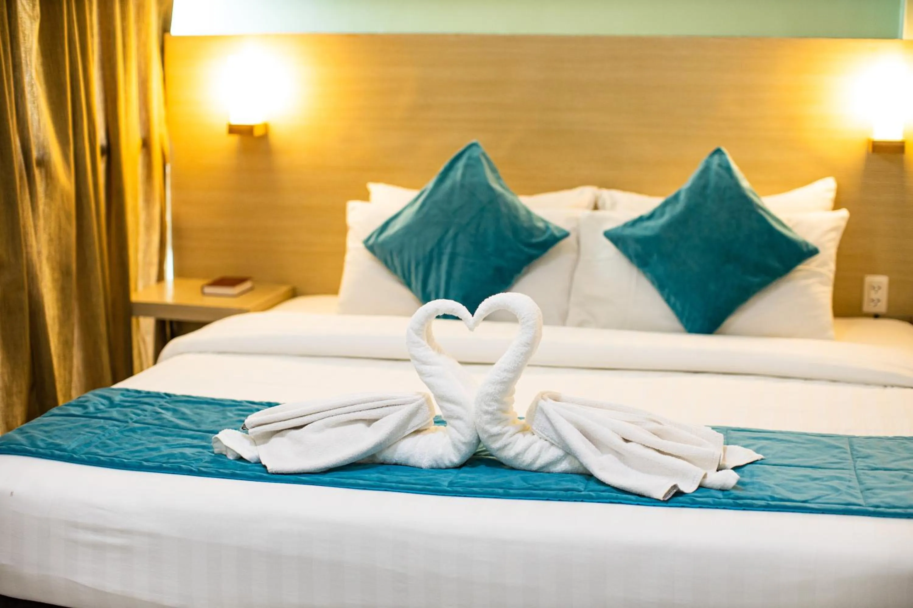 Deluxe Double Room in Holiday Suites Business District - formerly Empire Suites Hotel