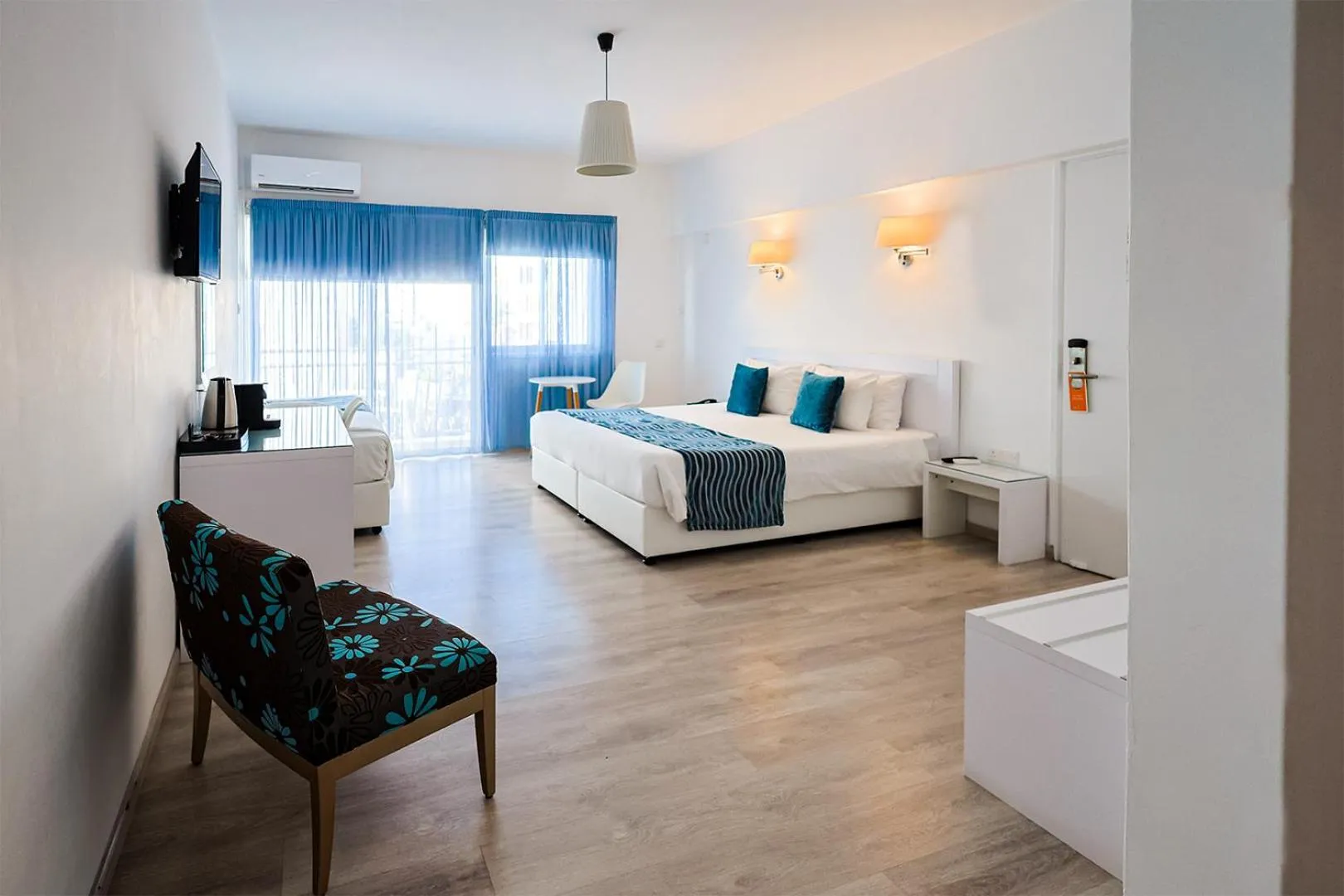 Standard Room (2 Adults + 2 Children) in Mikes Kanarium City Hotel