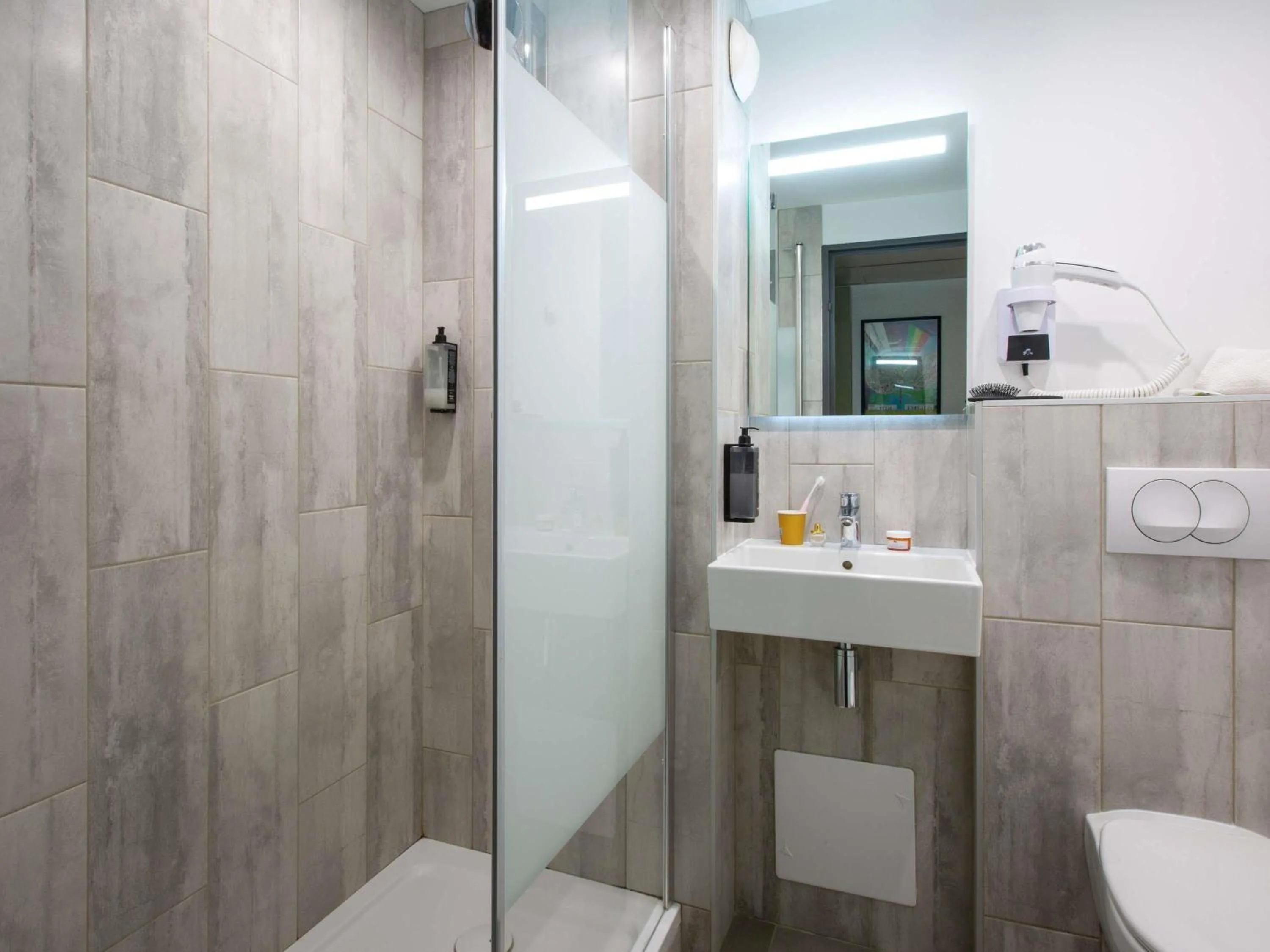 Triple Room with Three Single Beds in ibis budget Avignon Centre