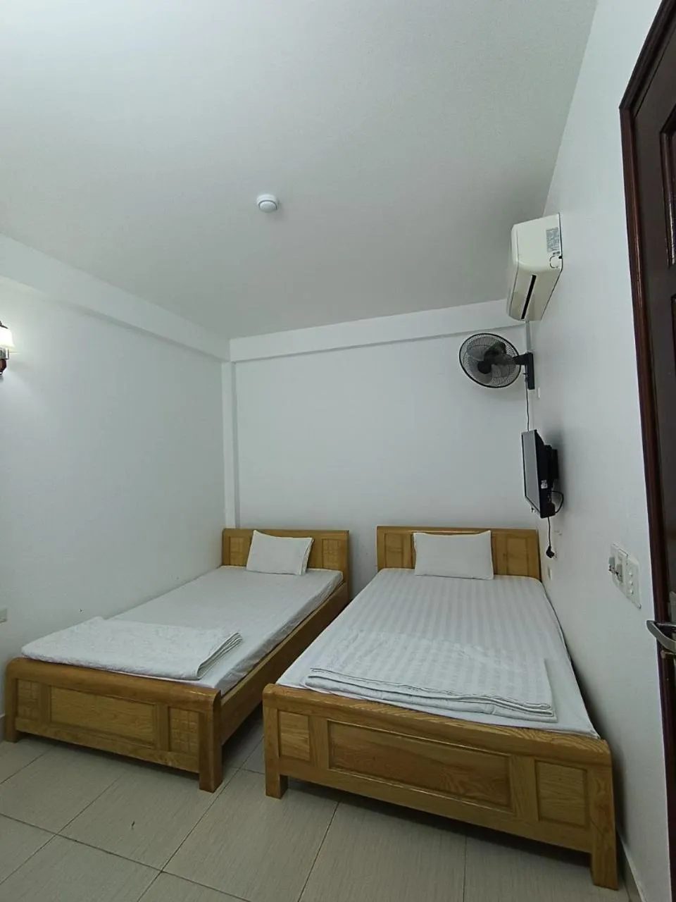 Twin Room with Private Bathroom in Anh Duong Hotel