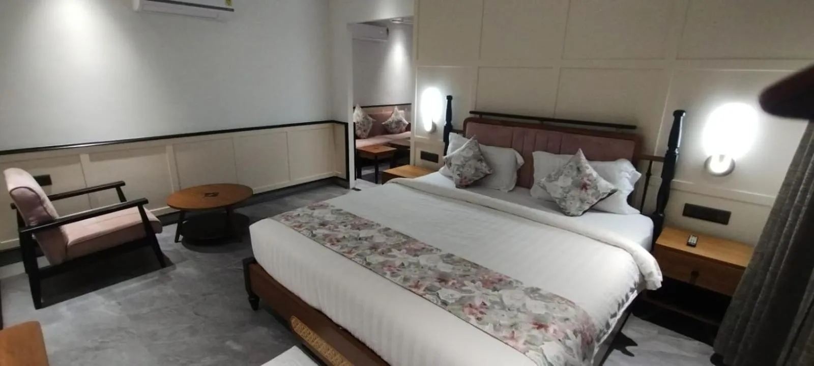 Quadruple Room with Balcony in Hotel Sonar Bangla Kolaghat