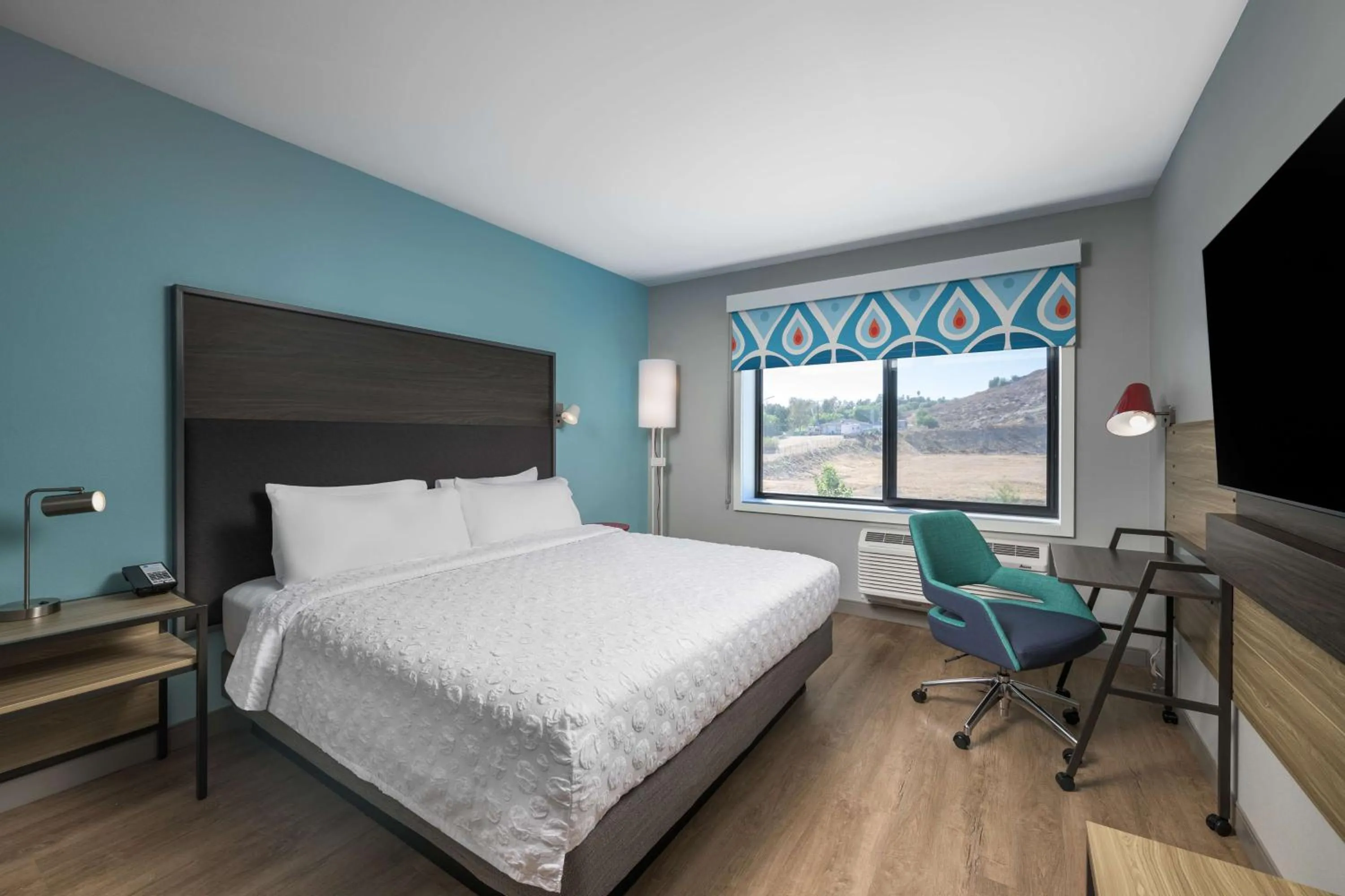 King Room with Walk-In Shower in Tru by Hilton Norco Eastvale