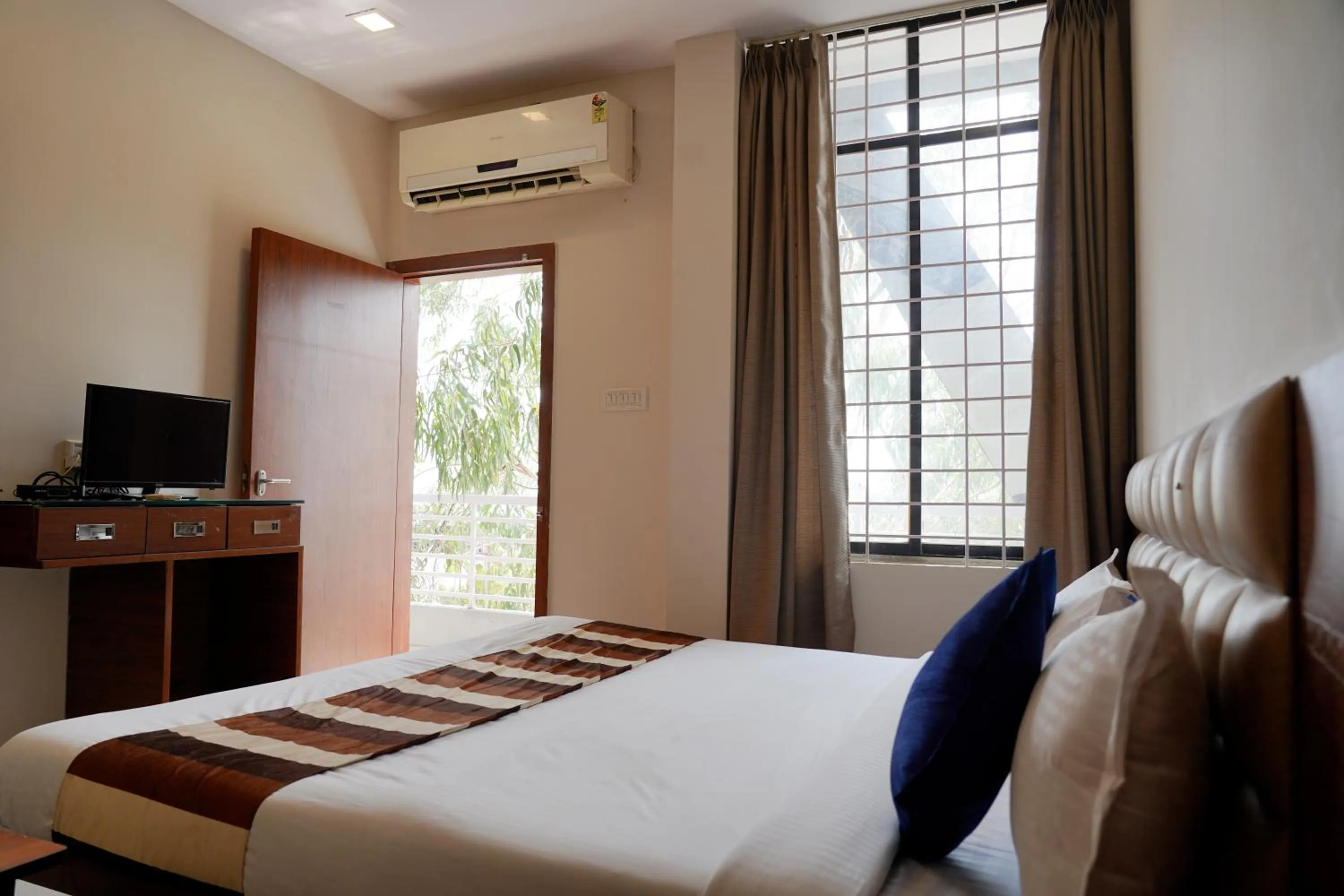 Standard King Room - single occupancy in Hotel Suryodaya