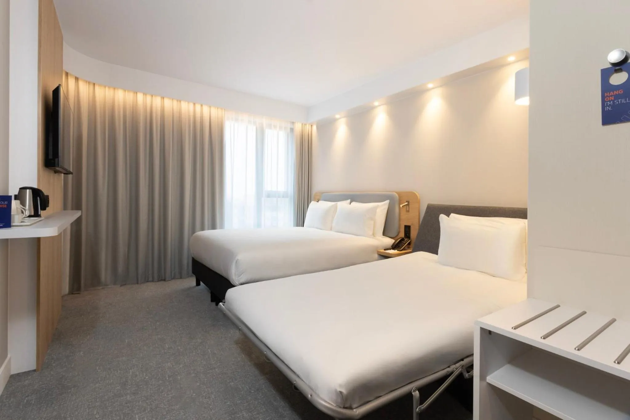 Standard Queen Room with Single Sofa Bed - Free Breakfast in Holiday Inn Express Brussels - Airport by IHG