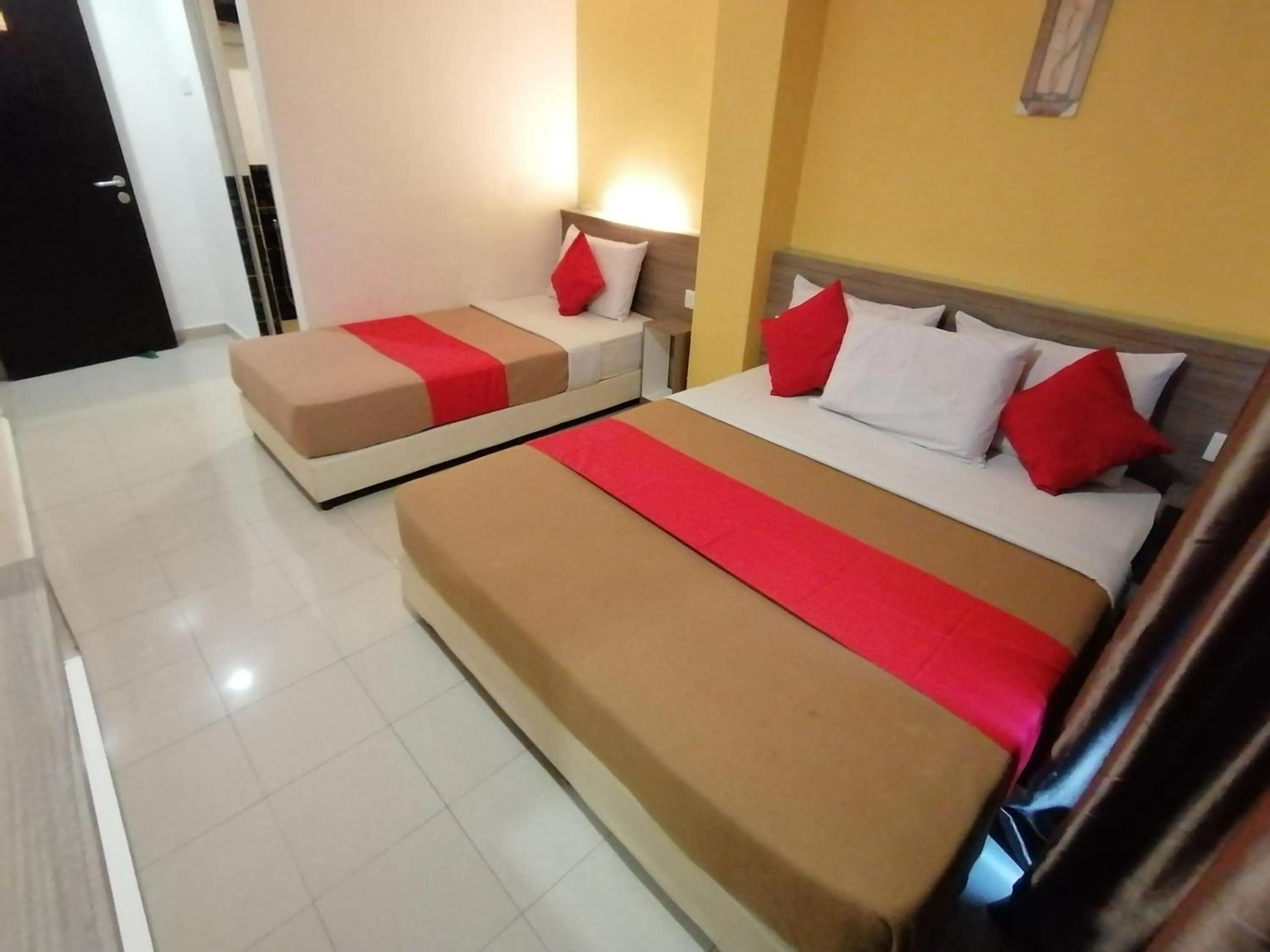 Superior Triple Room in Yellow Mansion Hotel Melaka Raya