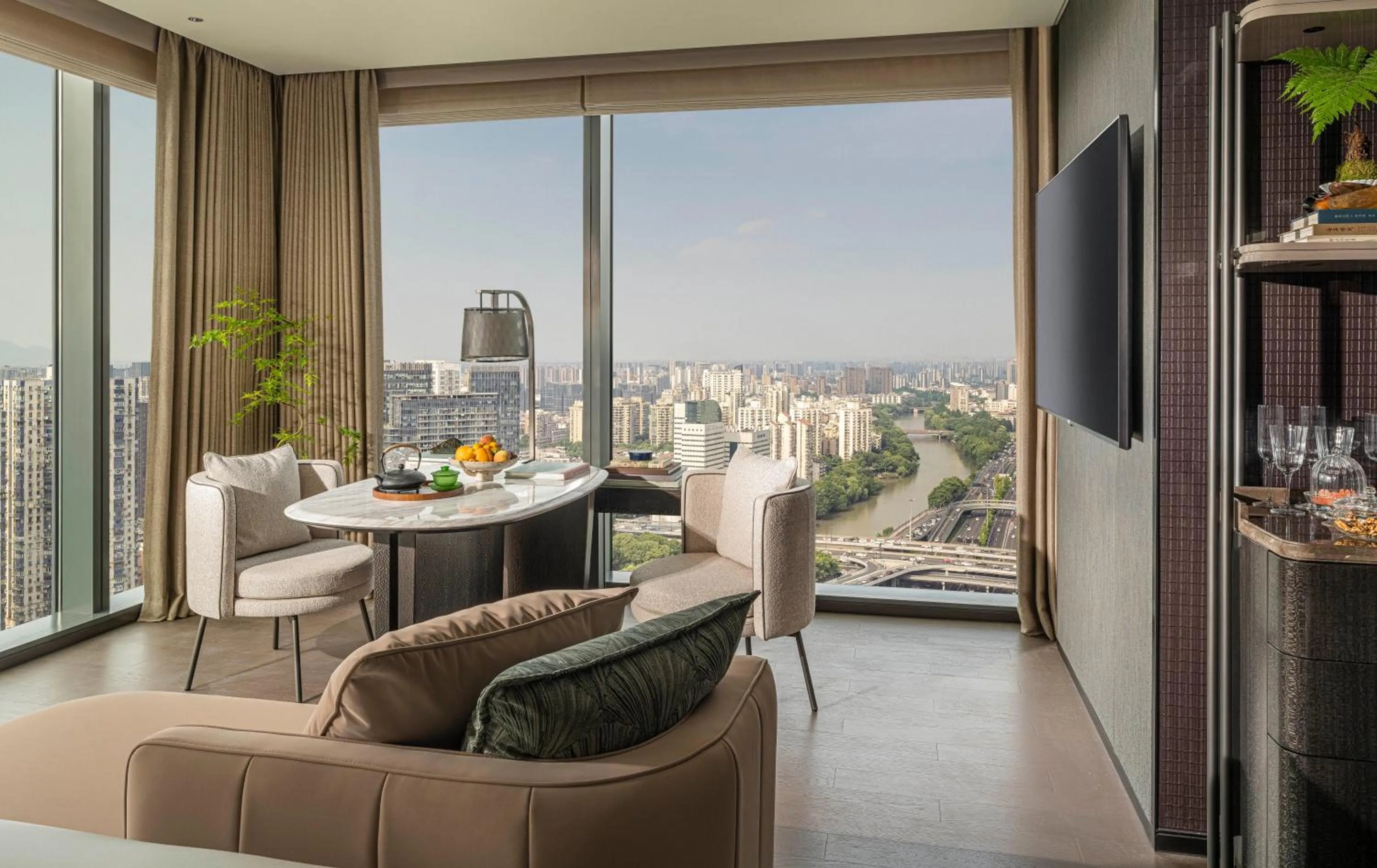 Four Seasons Executive Room in Four Seasons Hotel Hangzhou at Hangzhou Centre