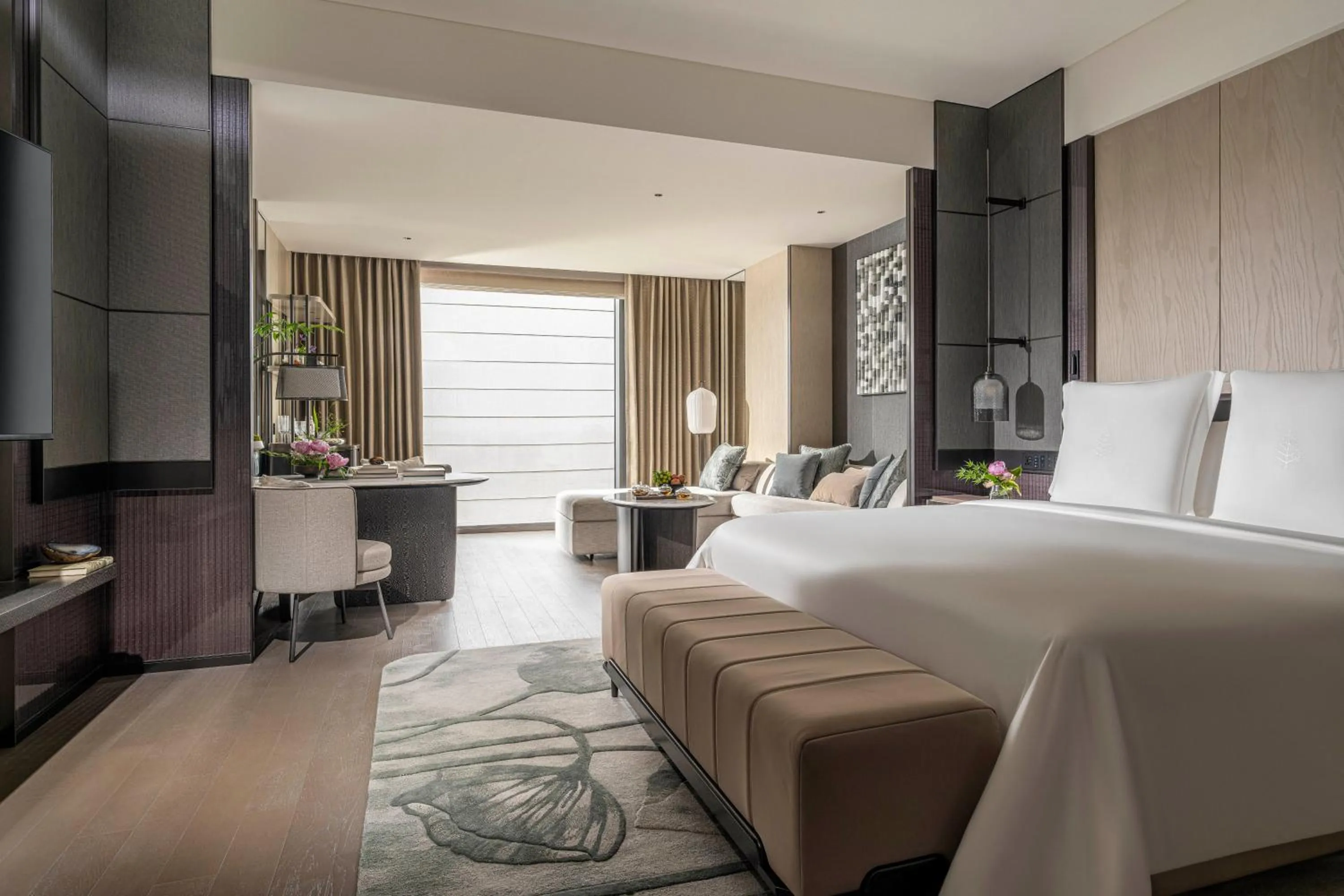 Premier King Room with Grand City View  in Four Seasons Hotel Hangzhou at Hangzhou Centre