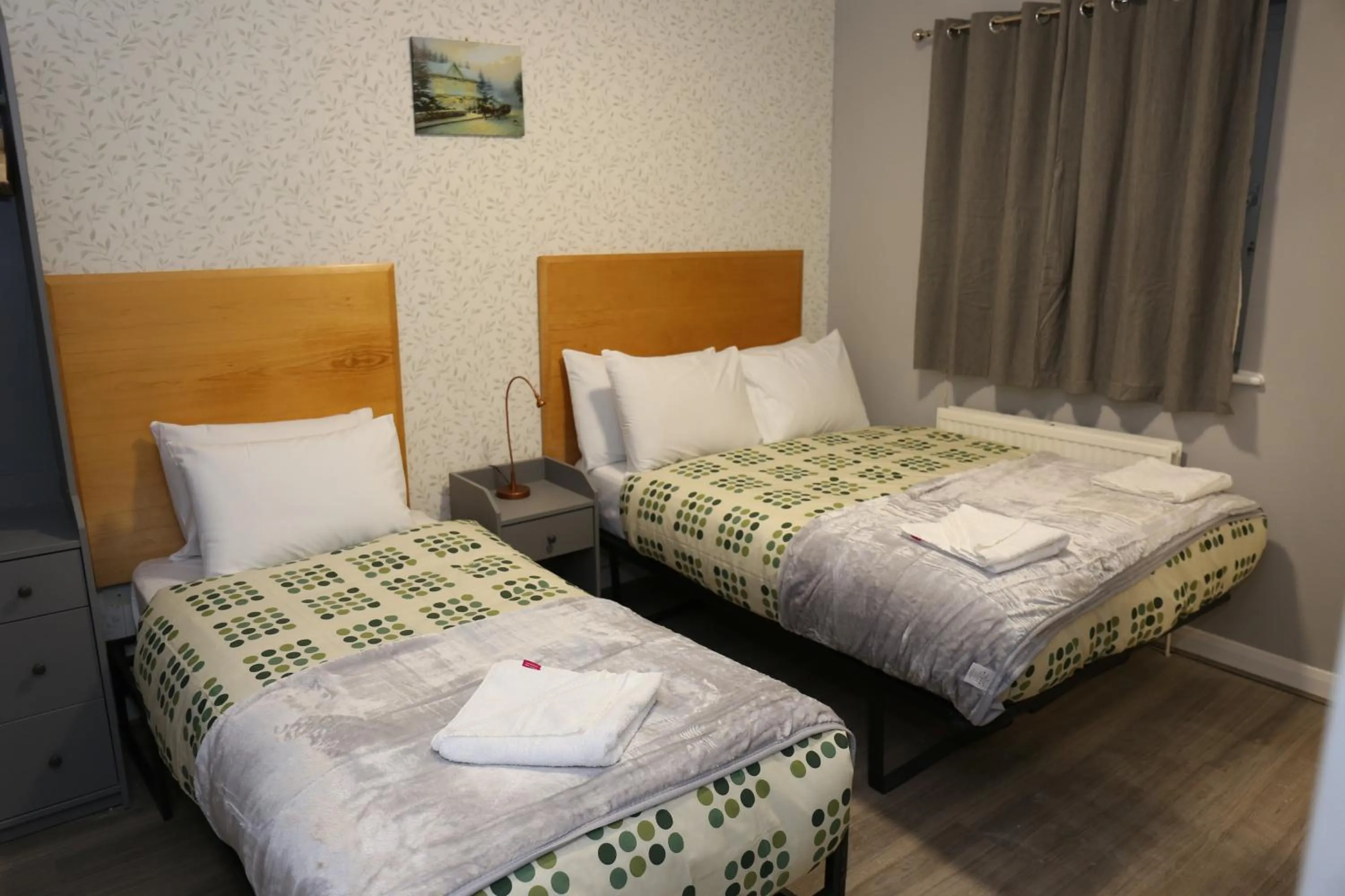 Deluxe Triple Room in Elstree Inn