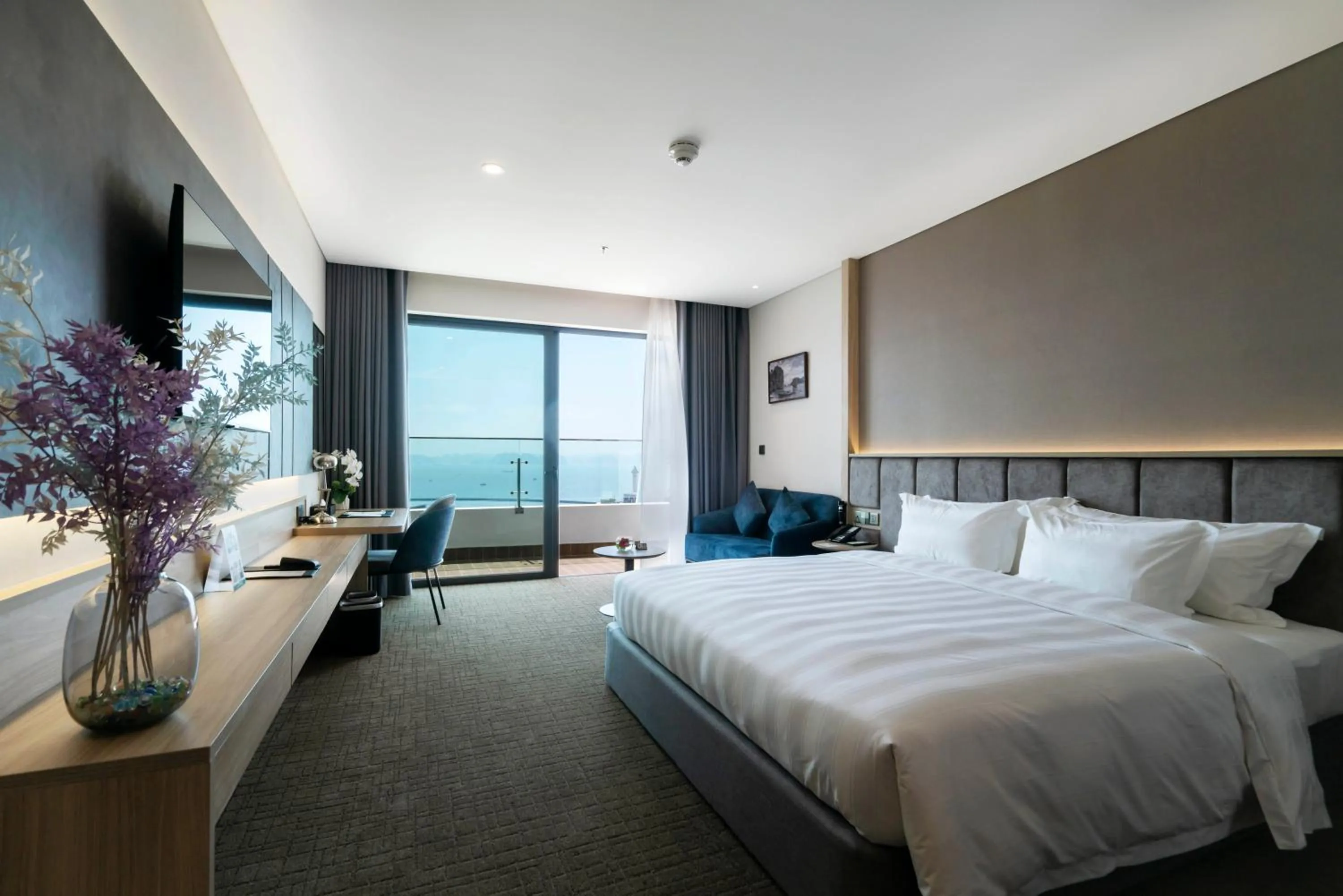 Deluxe King Room with Ocean View in Wyndham Garden Legend Halong