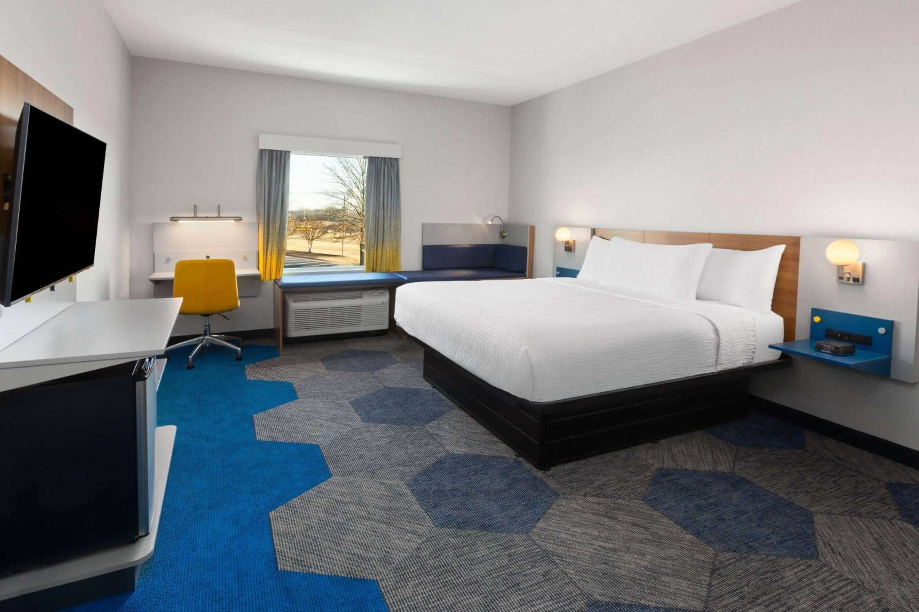 King Room with Mobility Access and Bathtub with Grab Bars, Non-Smoking in Microtel Inn & Suites by Wyndham Olive Branch