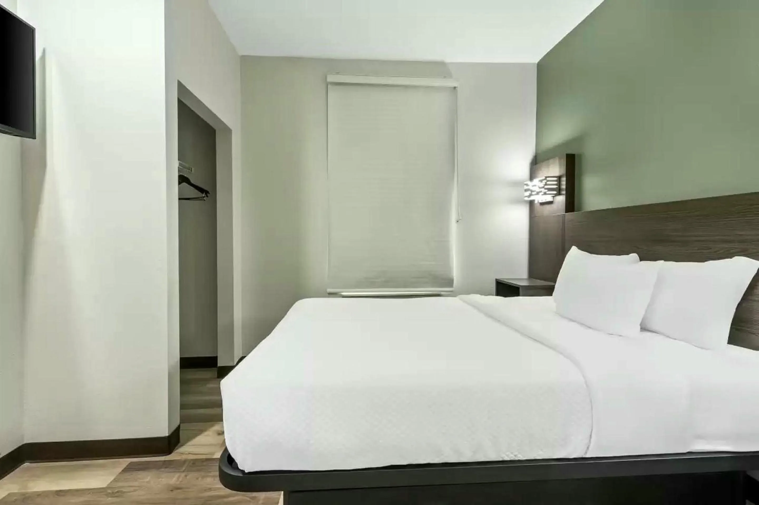 Queen Suite with Three Queen Beds and Roll-In Shower - Disability Access/Non Smoking in Quality Inn & Suites Columbia Harbison