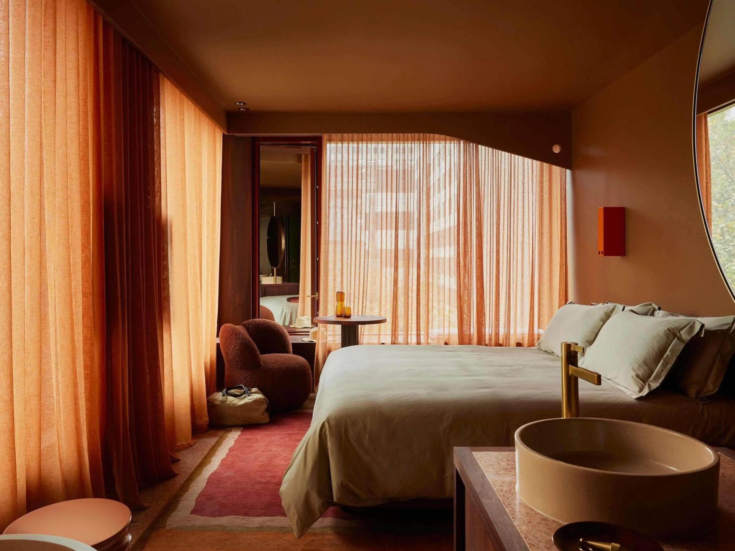 Urban Room with Bathtub in Hyde Melbourne Place